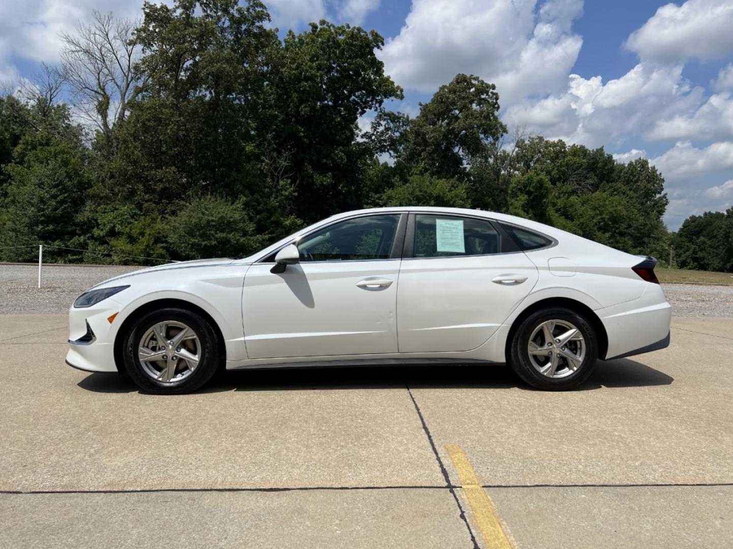 2020 WHITE /Gray Cloth Hyundai Sonata SE (5NPEG4JA2LH) with an 2.4L 4 Cyl. engine, Automatic transmission, located at 2990 Old Orchard Rd., Jackson, MO, 63755, 37.354214, -89.612106 - 2020 Hyundai Sonata SE 1-Owner 104xxx miles Front Wheel Drive 2.5L 4 Cyl. Automatic Backup Camera Bluetooth Cruise Power Windows/Locks/Mirrors We have financing available and we accept trades! Fill out a credit application on our website or come by today! If you have any questions, give u - Photo#4