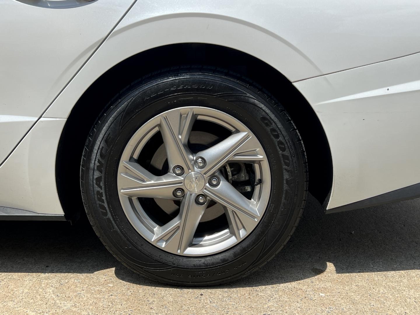2020 WHITE /Gray Cloth Hyundai Sonata SE (5NPEG4JA2LH) with an 2.4L 4 Cyl. engine, Automatic transmission, located at 2990 Old Orchard Rd., Jackson, MO, 63755, 37.354214, -89.612106 - 2020 Hyundai Sonata SE 1-Owner 104xxx miles Front Wheel Drive 2.5L 4 Cyl. Automatic Backup Camera Bluetooth Cruise Power Windows/Locks/Mirrors We have financing available and we accept trades! Fill out a credit application on our website or come by today! If you have any questions, give u - Photo#31