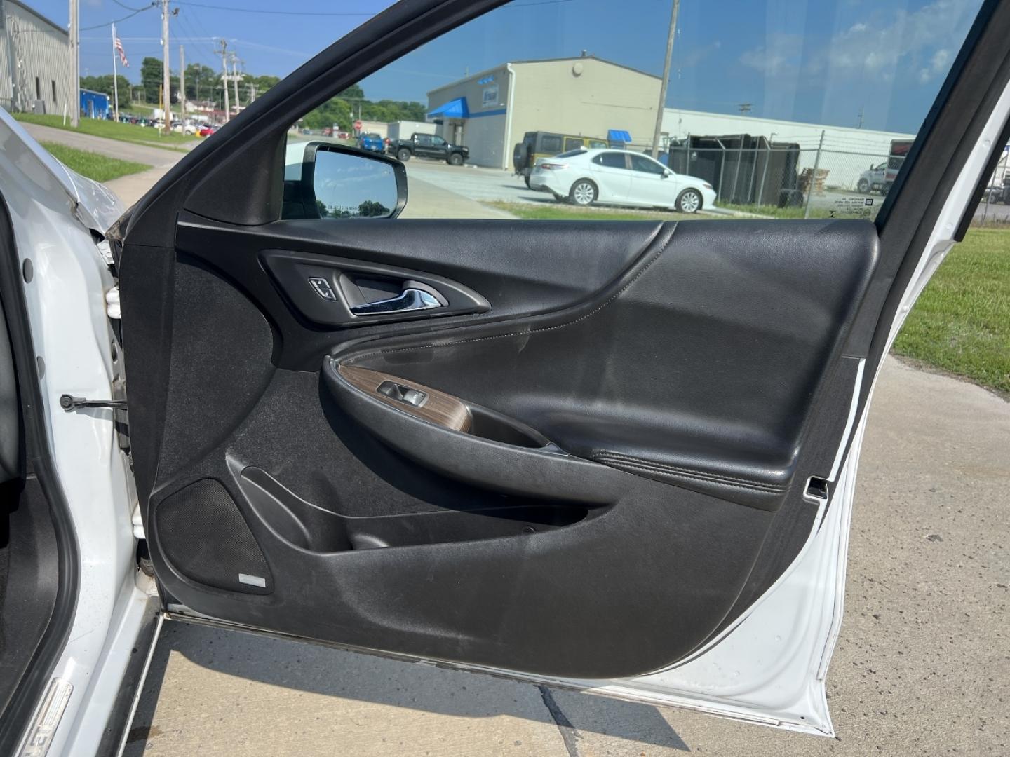2017 WHITE /Black Leather Chevrolet Malibu Premier (1G1ZH5SX5HF) with an 2.0L 4 Cyl. engine, Automatic transmission, located at 506 S. Kingshighway, Cape Girardeau, MO, 63703, (573) 235-5000, 37.294991, -89.553635 - 2017 Chevrolet Malibu Premier 151xxx miles Front Wheel Drive 2.0L 4 Cyl. Automatic Leather Navigation Backup Camera Power/Heated/Cooled Seats Heated Steering Wheel Sunroof Bluetooth Remote Start Cruise Power Windows/Locks/Mirrors We have financing available and we accept trades! Fill - Photo#16