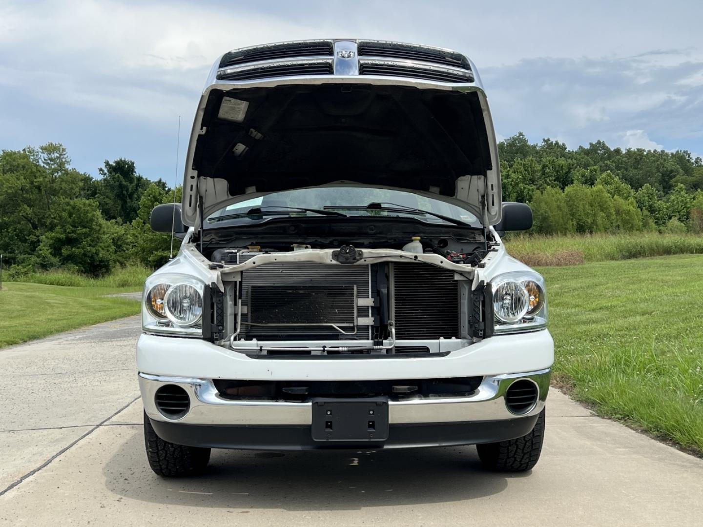 2007 WHITE /Gray Cloth Dodge Ram 1500 SLT 2WD (1D7HA16267J) with an 5.7L V8 engine, Automatic transmission, located at 506 S. Kingshighway, Cape Girardeau, MO, 63703, (573) 235-5000, 37.294991, -89.553635 - 2007 Dodge Ram 1500 SLT 1-Owner Only 86xxx miles Rear Wheel Drive 5.7L V8 Automatic Cruise Power Windows/Locks/Mirrors We have financing available and we accept trades! Fill out a credit application on our website or come by today! If you have any questions, give us a call at (573) 235-5000 - Photo#22