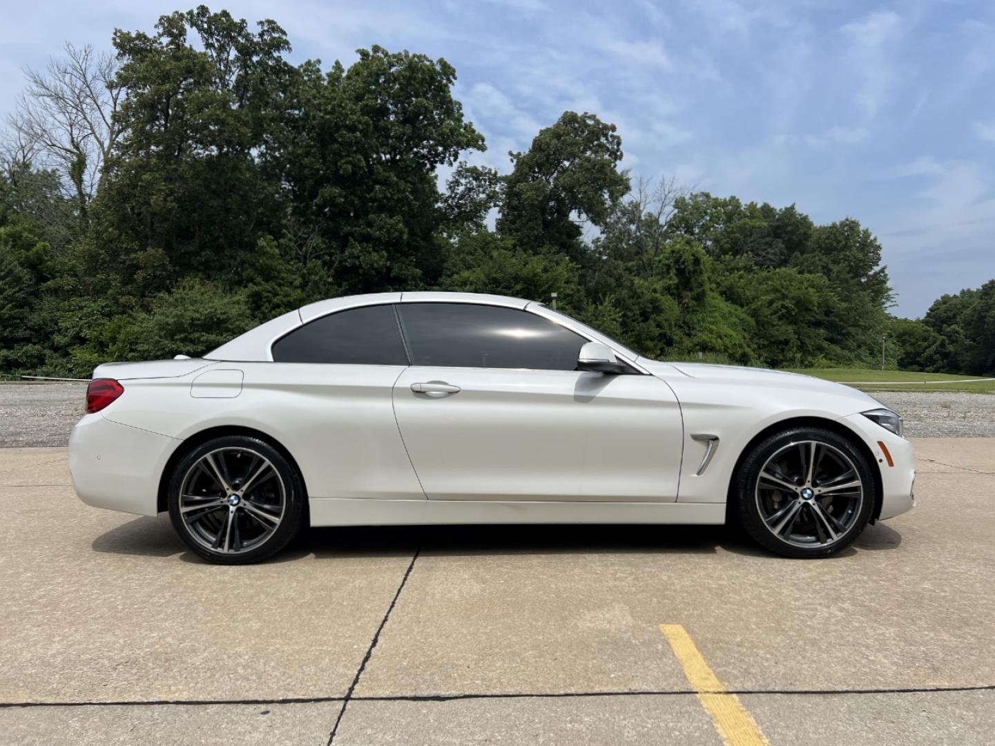 2018 WHITE /Blue Leather BMW 4-Series 440i convertible (WBA4Z7C58JE) with an 3.0L V6 DOHC 24V engine, Automatic transmission, located at 2990 Old Orchard Rd., Jackson, MO, 63755, 37.354214, -89.612106 - 2018 BMW 440i Only 50xxx miles All Wheel Drive 3.0L I6 Automatic Leather Navigation Power/Heated Seats Backup Camera Bluetooth Cruise Power Windows/Locks/Mirrors We have financing available and we accept trades! Fill out a credit application on our website or come by today! If you have - Photo#11