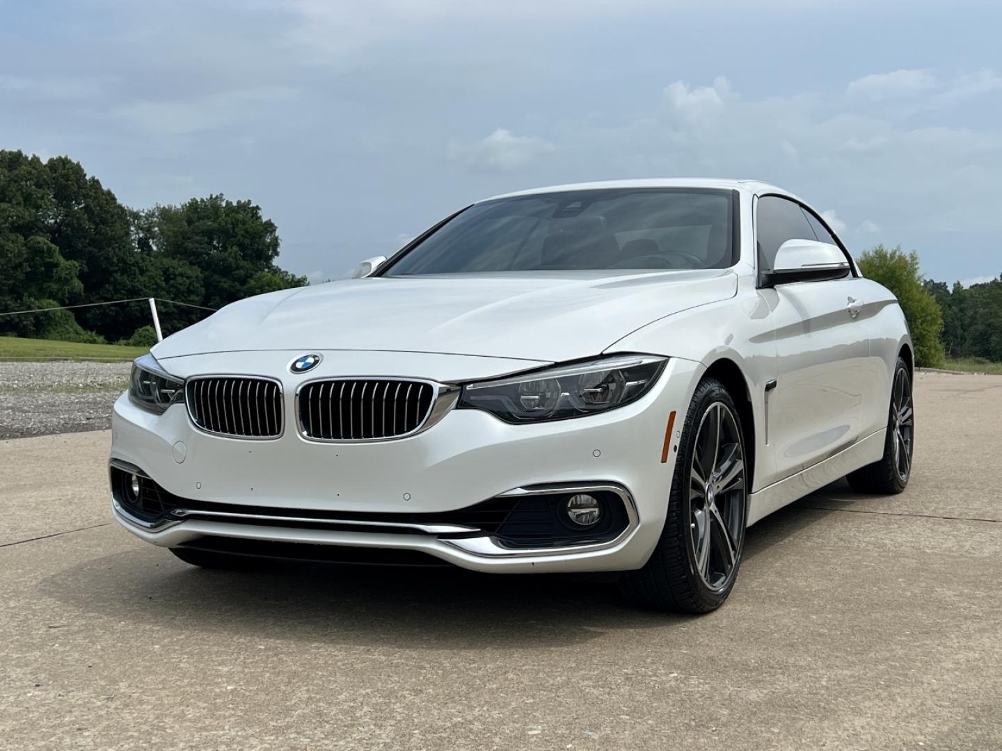 2018 WHITE /Blue Leather BMW 4-Series 440i convertible (WBA4Z7C58JE) with an 3.0L V6 DOHC 24V engine, Automatic transmission, located at 2990 Old Orchard Rd., Jackson, MO, 63755, 37.354214, -89.612106 - 2018 BMW 440i Only 50xxx miles All Wheel Drive 3.0L I6 Automatic Leather Navigation Power/Heated Seats Backup Camera Bluetooth Cruise Power Windows/Locks/Mirrors We have financing available and we accept trades! Fill out a credit application on our website or come by today! If you have - Photo#9