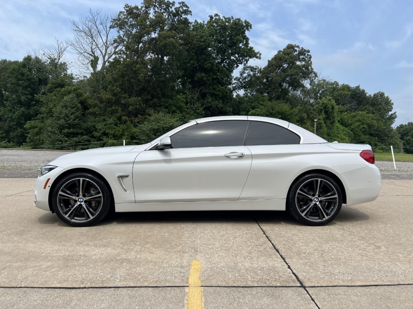 2018 WHITE /Blue Leather BMW 4-Series 440i convertible (WBA4Z7C58JE) with an 3.0L V6 DOHC 24V engine, Automatic transmission, located at 2990 Old Orchard Rd., Jackson, MO, 63755, 37.354214, -89.612106 - 2018 BMW 440i Only 50xxx miles All Wheel Drive 3.0L I6 Automatic Leather Navigation Power/Heated Seats Backup Camera Bluetooth Cruise Power Windows/Locks/Mirrors We have financing available and we accept trades! Fill out a credit application on our website or come by today! If you have - Photo#10