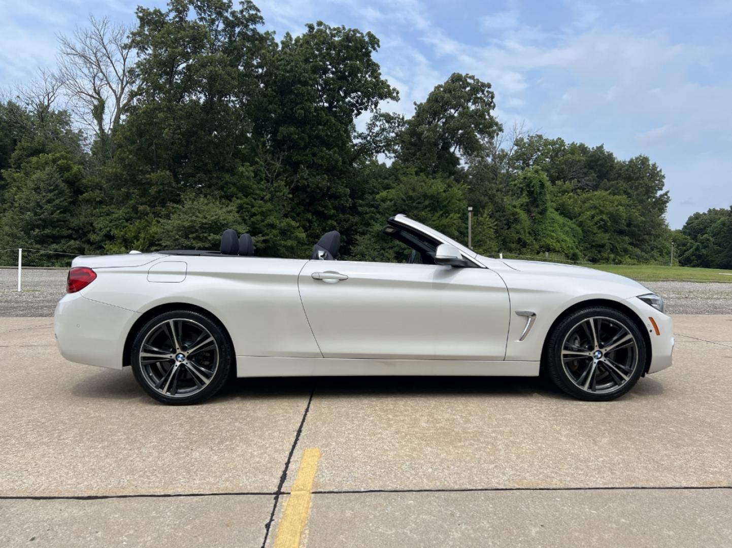 2018 WHITE /Blue Leather BMW 4-Series 440i convertible (WBA4Z7C58JE) with an 3.0L V6 DOHC 24V engine, Automatic transmission, located at 2990 Old Orchard Rd., Jackson, MO, 63755, 37.354214, -89.612106 - 2018 BMW 440i Only 50xxx miles All Wheel Drive 3.0L I6 Automatic Leather Navigation Power/Heated Seats Backup Camera Bluetooth Cruise Power Windows/Locks/Mirrors We have financing available and we accept trades! Fill out a credit application on our website or come by today! If you have - Photo#6