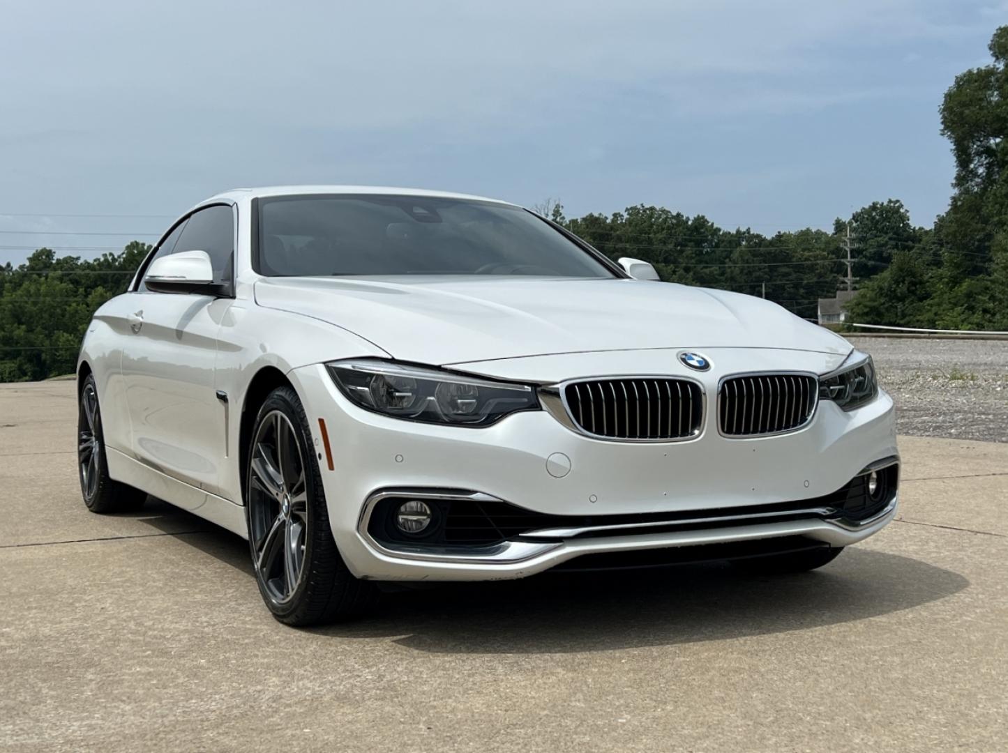 2018 WHITE /Blue Leather BMW 4-Series 440i convertible (WBA4Z7C58JE) with an 3.0L V6 DOHC 24V engine, Automatic transmission, located at 2990 Old Orchard Rd., Jackson, MO, 63755, 37.354214, -89.612106 - 2018 BMW 440i Only 50xxx miles All Wheel Drive 3.0L I6 Automatic Leather Navigation Power/Heated Seats Backup Camera Bluetooth Cruise Power Windows/Locks/Mirrors We have financing available and we accept trades! Fill out a credit application on our website or come by today! If you have - Photo#8