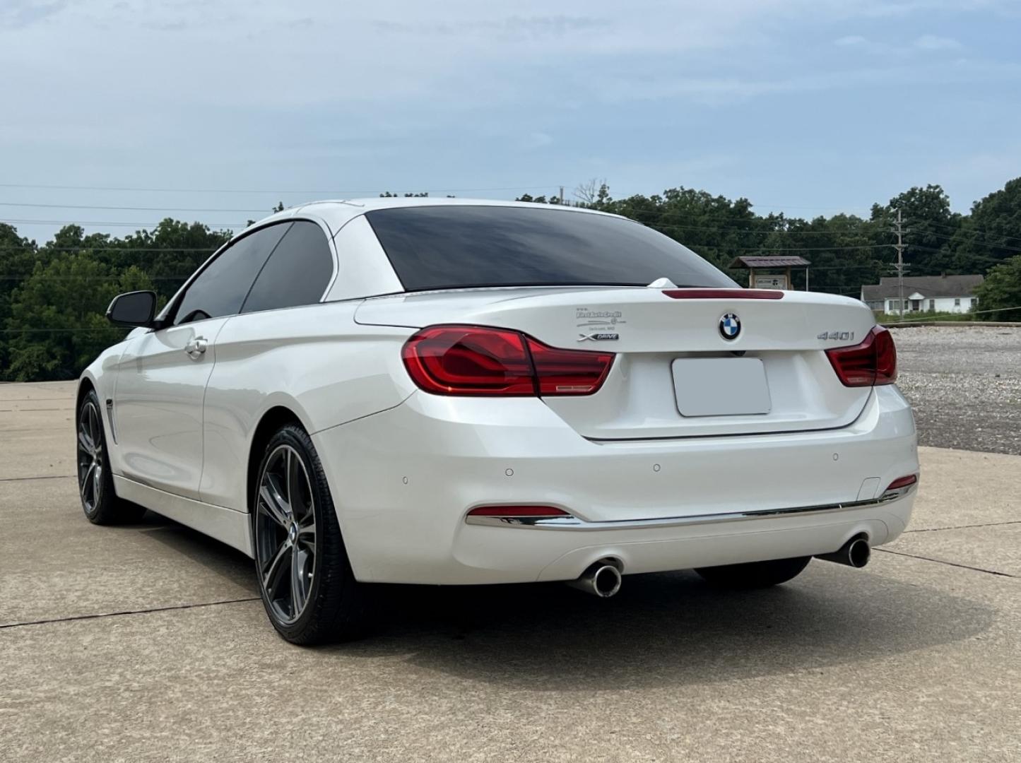 2018 WHITE /Blue Leather BMW 4-Series 440i convertible (WBA4Z7C58JE) with an 3.0L V6 DOHC 24V engine, Automatic transmission, located at 2990 Old Orchard Rd., Jackson, MO, 63755, 37.354214, -89.612106 - 2018 BMW 440i Only 50xxx miles All Wheel Drive 3.0L I6 Automatic Leather Navigation Power/Heated Seats Backup Camera Bluetooth Cruise Power Windows/Locks/Mirrors We have financing available and we accept trades! Fill out a credit application on our website or come by today! If you have - Photo#13
