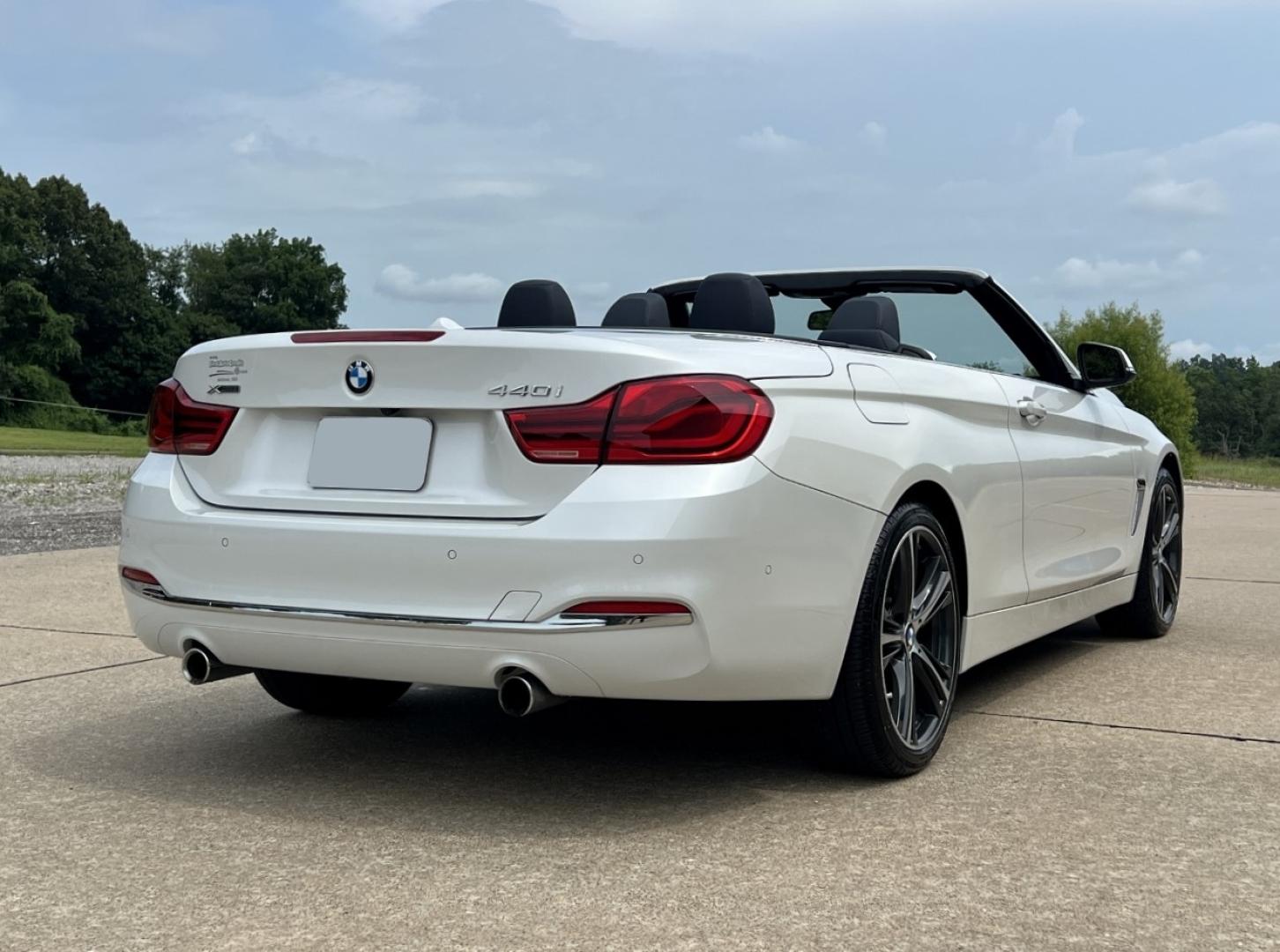 2018 WHITE /Blue Leather BMW 4-Series 440i convertible (WBA4Z7C58JE) with an 3.0L V6 DOHC 24V engine, Automatic transmission, located at 2990 Old Orchard Rd., Jackson, MO, 63755, 37.354214, -89.612106 - 2018 BMW 440i Only 50xxx miles All Wheel Drive 3.0L I6 Automatic Leather Navigation Power/Heated Seats Backup Camera Bluetooth Cruise Power Windows/Locks/Mirrors We have financing available and we accept trades! Fill out a credit application on our website or come by today! If you have - Photo#7