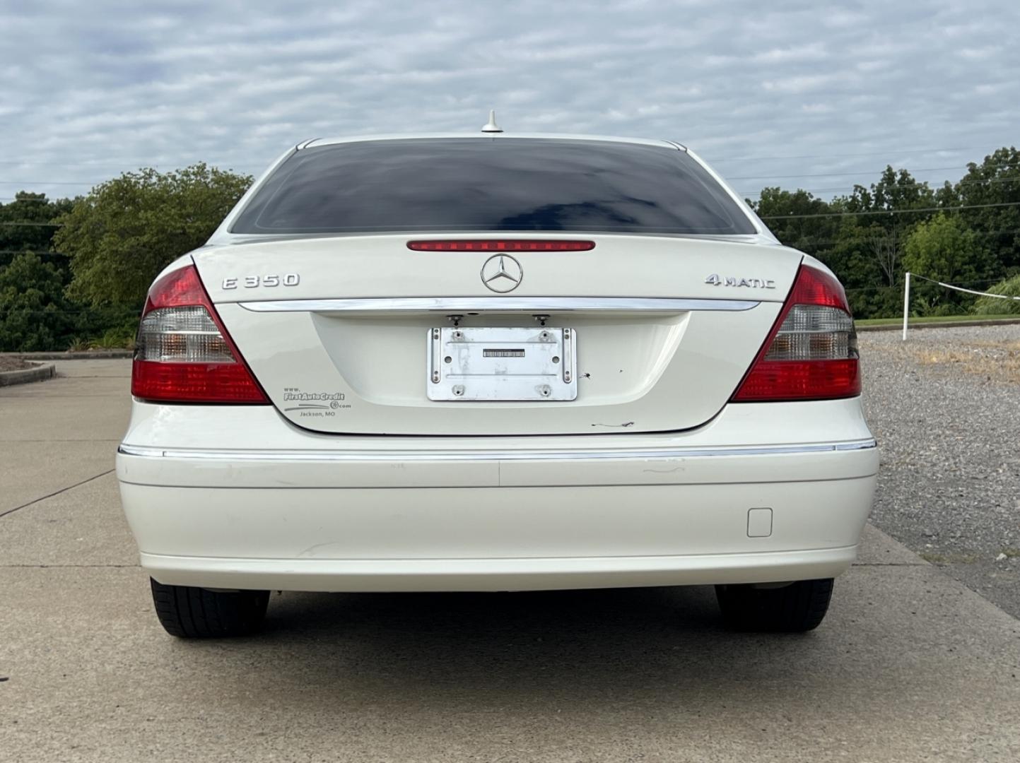 2009 WHITE /Tan Leather Mercedes-Benz E-Class E350 4MATIC Sedan (WDBUF87X69B) with an 3.5L V6 engine, Automatic transmission, located at 2990 Old Orchard Rd., Jackson, MO, 63755, 37.354214, -89.612106 - 2009 Mercedes-Benz E-Class E350 4Matic 153xxx miles All Wheel Drive 3.5L V6 Automatic Leather Navigation Power/Heated Seats Sunroof Cruise Power Windows/Locks/Mirrors We have financing available and we accept trades! Fill out a credit application on our website or come by today! If you h - Photo#11