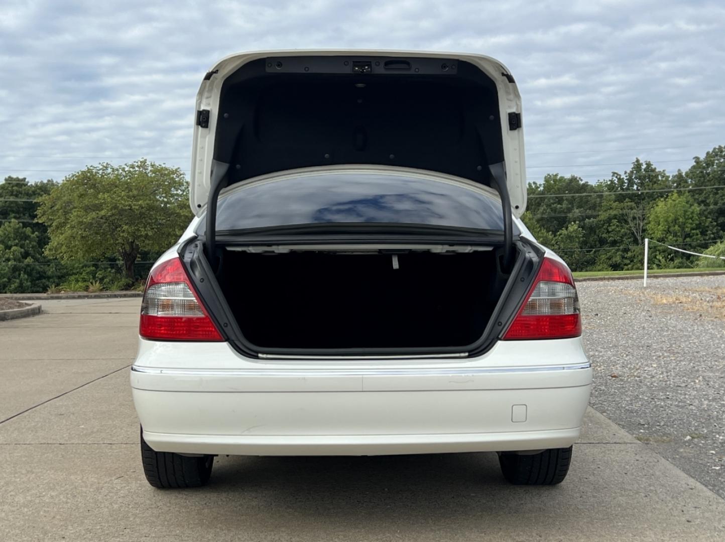 2009 WHITE /Tan Leather Mercedes-Benz E-Class E350 4MATIC Sedan (WDBUF87X69B) with an 3.5L V6 engine, Automatic transmission, located at 2990 Old Orchard Rd., Jackson, MO, 63755, 37.354214, -89.612106 - 2009 Mercedes-Benz E-Class E350 4Matic 153xxx miles All Wheel Drive 3.5L V6 Automatic Leather Navigation Power/Heated Seats Sunroof Cruise Power Windows/Locks/Mirrors We have financing available and we accept trades! Fill out a credit application on our website or come by today! If you h - Photo#19