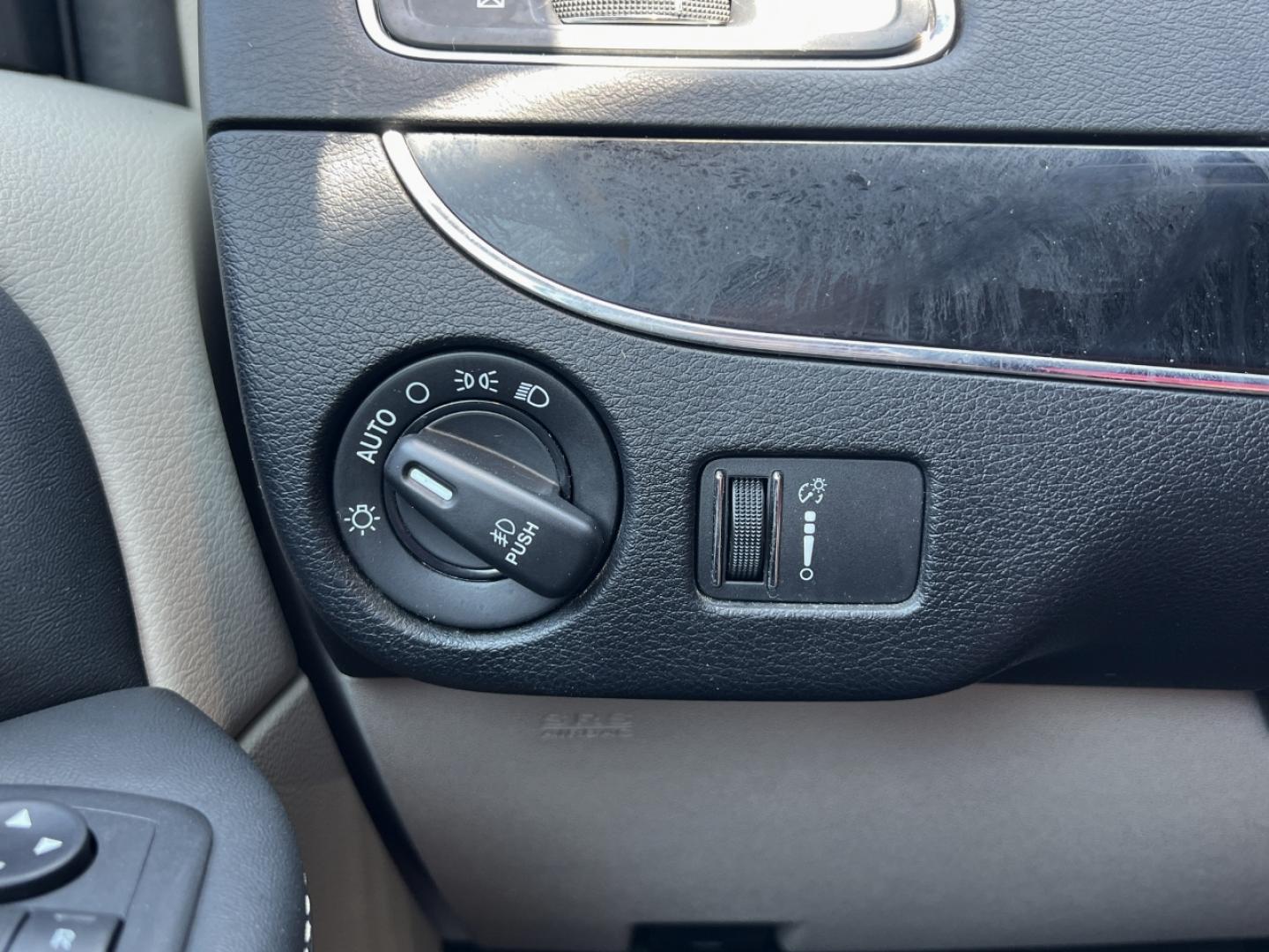 2019 WHITE /Black Leather/Suede Dodge Grand Caravan SXT (2C4RDGCG9KR) with an 3.6L V6 engine, Automatic transmission, located at 506 S. Kingshighway, Cape Girardeau, MO, 63703, (573) 235-5000, 37.294991, -89.553635 - 2019 Dodge Grand Caravan SXT 110xxx miles Front Wheel Drive 3.6L V6 Automatic Leather 3rd Row Stow 'N Go Backup Camera Power Driver Seat Bluetooth Cruise Remote Start Power Windows/Locks/Mirrors We have financing available and we accept trades! Fill out a credit application on our webs - Photo#28