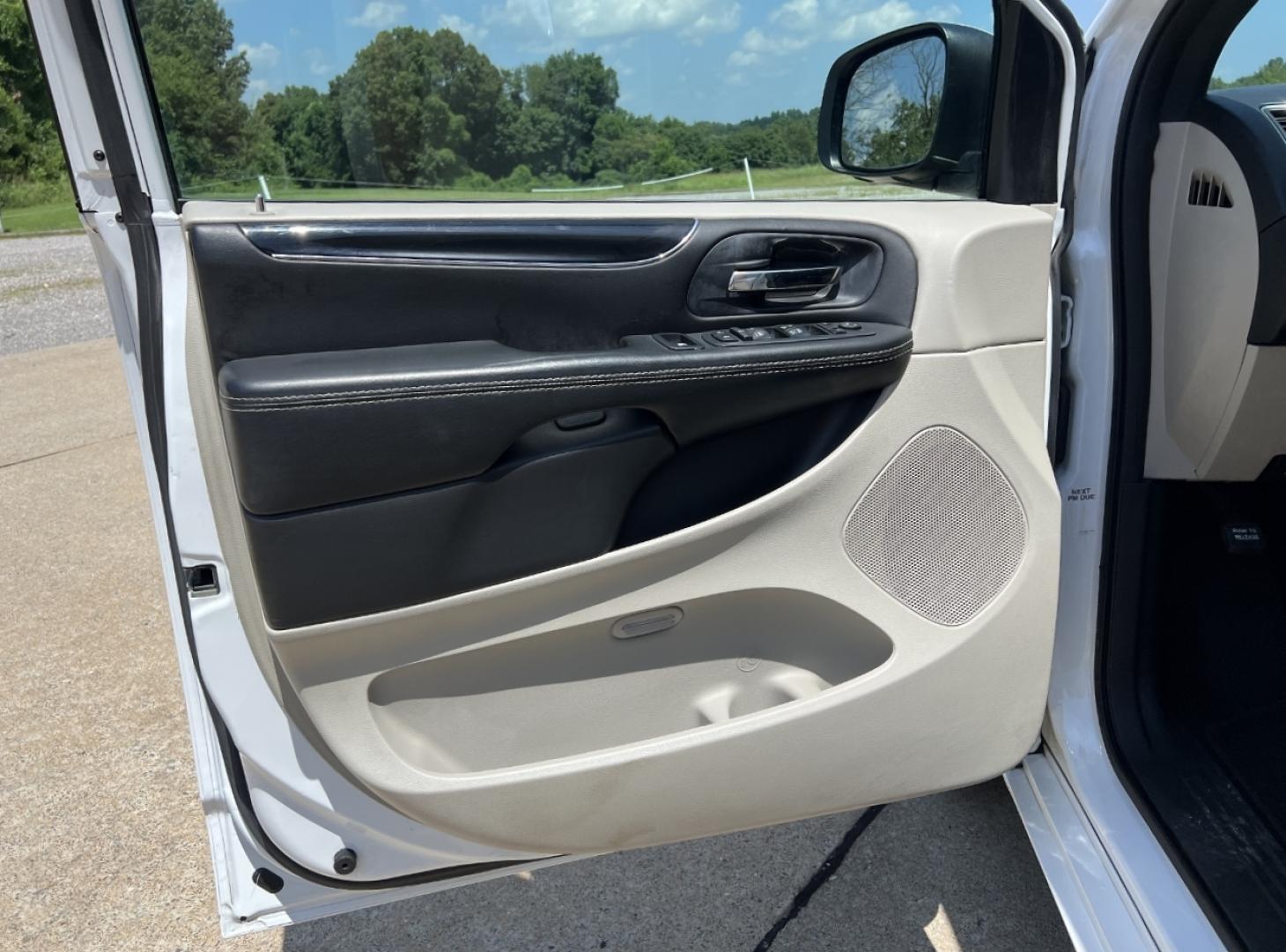 2019 WHITE /Black Leather/Suede Dodge Grand Caravan SXT (2C4RDGCG9KR) with an 3.6L V6 engine, Automatic transmission, located at 506 S. Kingshighway, Cape Girardeau, MO, 63703, (573) 235-5000, 37.294991, -89.553635 - 2019 Dodge Grand Caravan SXT 110xxx miles Front Wheel Drive 3.6L V6 Automatic Leather 3rd Row Stow 'N Go Backup Camera Power Driver Seat Bluetooth Cruise Remote Start Power Windows/Locks/Mirrors We have financing available and we accept trades! Fill out a credit application on our webs - Photo#12