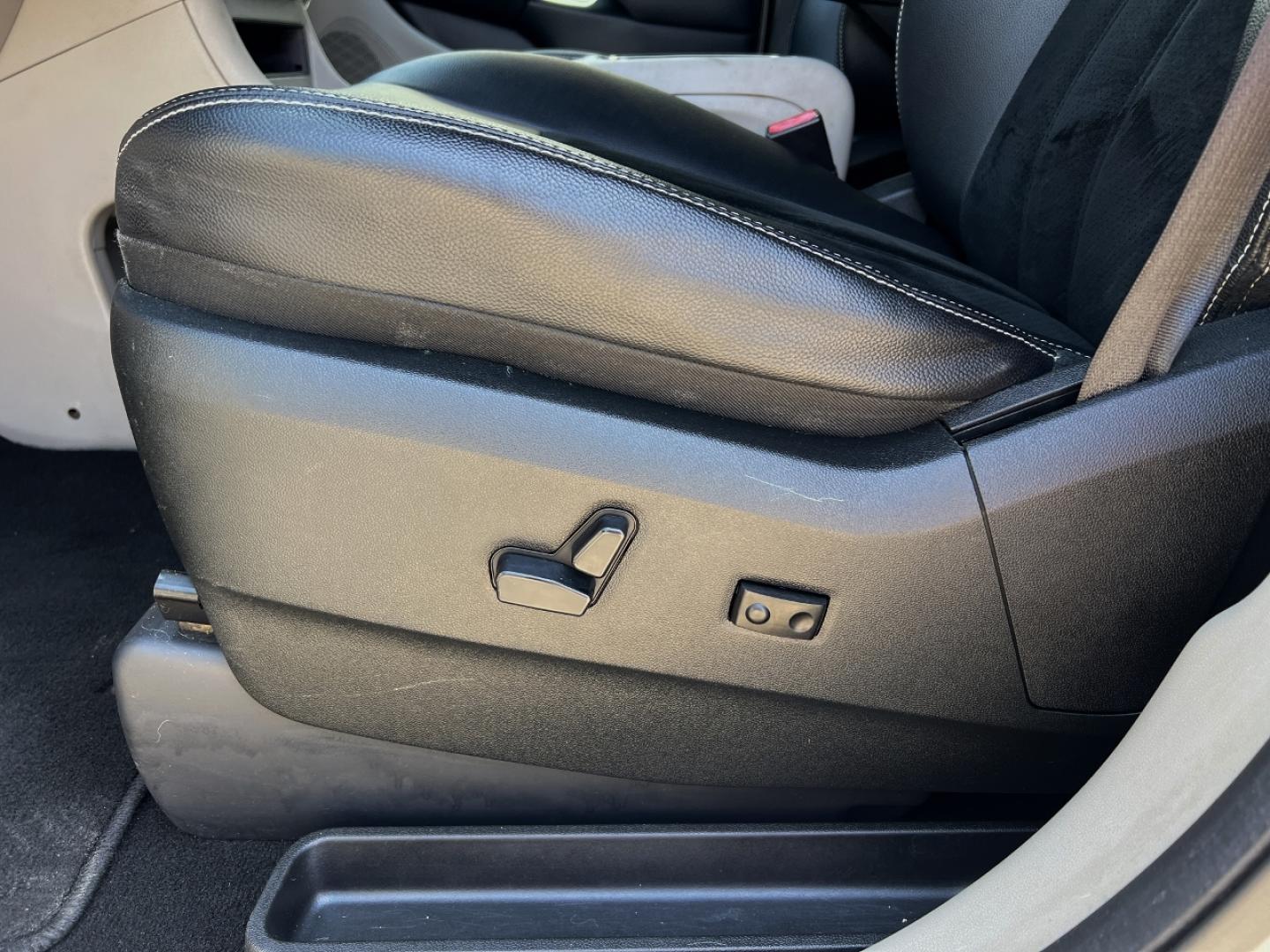 2019 WHITE /Black Leather/Suede Dodge Grand Caravan SXT (2C4RDGCG9KR) with an 3.6L V6 engine, Automatic transmission, located at 506 S. Kingshighway, Cape Girardeau, MO, 63703, (573) 235-5000, 37.294991, -89.553635 - 2019 Dodge Grand Caravan SXT 110xxx miles Front Wheel Drive 3.6L V6 Automatic Leather 3rd Row Stow 'N Go Backup Camera Power Driver Seat Bluetooth Cruise Remote Start Power Windows/Locks/Mirrors We have financing available and we accept trades! Fill out a credit application on our webs - Photo#3