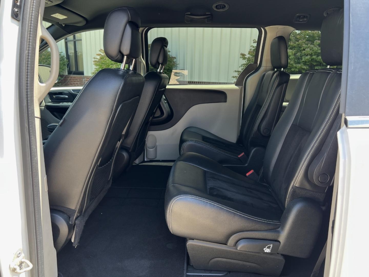 2019 WHITE /Black Leather/Suede Dodge Grand Caravan SXT (2C4RDGCG9KR) with an 3.6L V6 engine, Automatic transmission, located at 506 S. Kingshighway, Cape Girardeau, MO, 63703, (573) 235-5000, 37.294991, -89.553635 - 2019 Dodge Grand Caravan SXT 110xxx miles Front Wheel Drive 3.6L V6 Automatic Leather 3rd Row Stow 'N Go Backup Camera Power Driver Seat Bluetooth Cruise Remote Start Power Windows/Locks/Mirrors We have financing available and we accept trades! Fill out a credit application on our webs - Photo#16