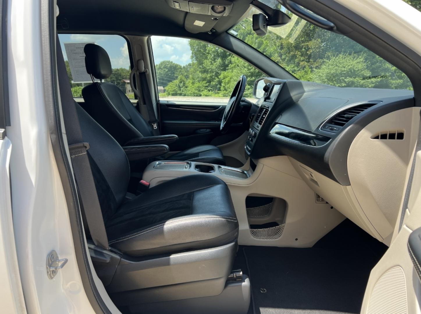 2019 WHITE /Black Leather/Suede Dodge Grand Caravan SXT (2C4RDGCG9KR) with an 3.6L V6 engine, Automatic transmission, located at 506 S. Kingshighway, Cape Girardeau, MO, 63703, (573) 235-5000, 37.294991, -89.553635 - 2019 Dodge Grand Caravan SXT 110xxx miles Front Wheel Drive 3.6L V6 Automatic Leather 3rd Row Stow 'N Go Backup Camera Power Driver Seat Bluetooth Cruise Remote Start Power Windows/Locks/Mirrors We have financing available and we accept trades! Fill out a credit application on our webs - Photo#15