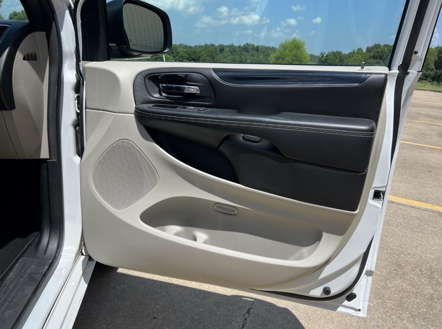 2019 WHITE /Black Leather/Suede Dodge Grand Caravan SXT (2C4RDGCG9KR) with an 3.6L V6 engine, Automatic transmission, located at 506 S. Kingshighway, Cape Girardeau, MO, 63703, (573) 235-5000, 37.294991, -89.553635 - 2019 Dodge Grand Caravan SXT 110xxx miles Front Wheel Drive 3.6L V6 Automatic Leather 3rd Row Stow 'N Go Backup Camera Power Driver Seat Bluetooth Cruise Remote Start Power Windows/Locks/Mirrors We have financing available and we accept trades! Fill out a credit application on our webs - Photo#14