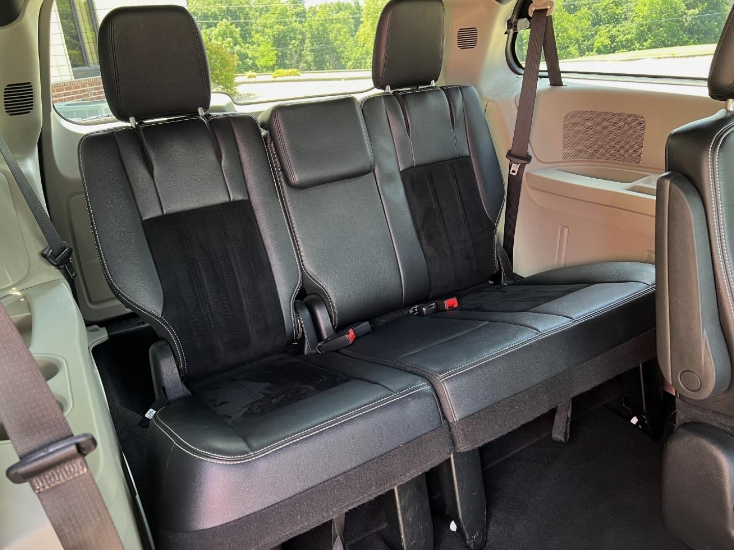 2019 WHITE /Black Leather/Suede Dodge Grand Caravan SXT (2C4RDGCG9KR) with an 3.6L V6 engine, Automatic transmission, located at 506 S. Kingshighway, Cape Girardeau, MO, 63703, (573) 235-5000, 37.294991, -89.553635 - 2019 Dodge Grand Caravan SXT 110xxx miles Front Wheel Drive 3.6L V6 Automatic Leather 3rd Row Stow 'N Go Backup Camera Power Driver Seat Bluetooth Cruise Remote Start Power Windows/Locks/Mirrors We have financing available and we accept trades! Fill out a credit application on our webs - Photo#18