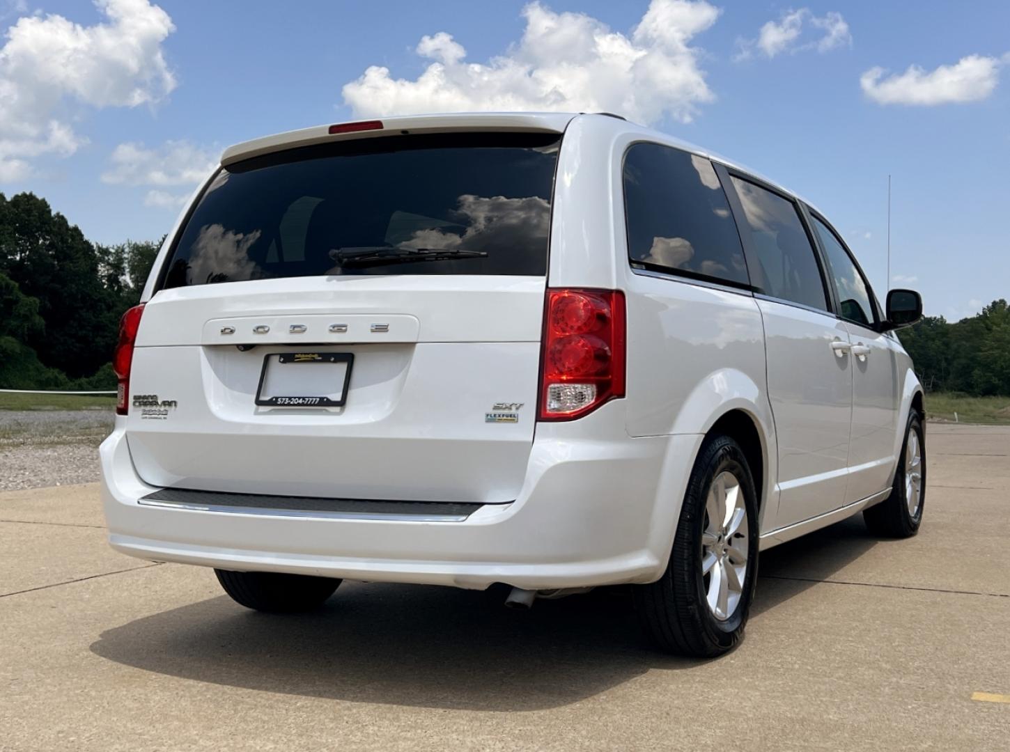 2019 WHITE /Black Leather/Suede Dodge Grand Caravan SXT (2C4RDGCG9KR) with an 3.6L V6 engine, Automatic transmission, located at 506 S. Kingshighway, Cape Girardeau, MO, 63703, (573) 235-5000, 37.294991, -89.553635 - 2019 Dodge Grand Caravan SXT 110xxx miles Front Wheel Drive 3.6L V6 Automatic Leather 3rd Row Stow 'N Go Backup Camera Power Driver Seat Bluetooth Cruise Remote Start Power Windows/Locks/Mirrors We have financing available and we accept trades! Fill out a credit application on our webs - Photo#8