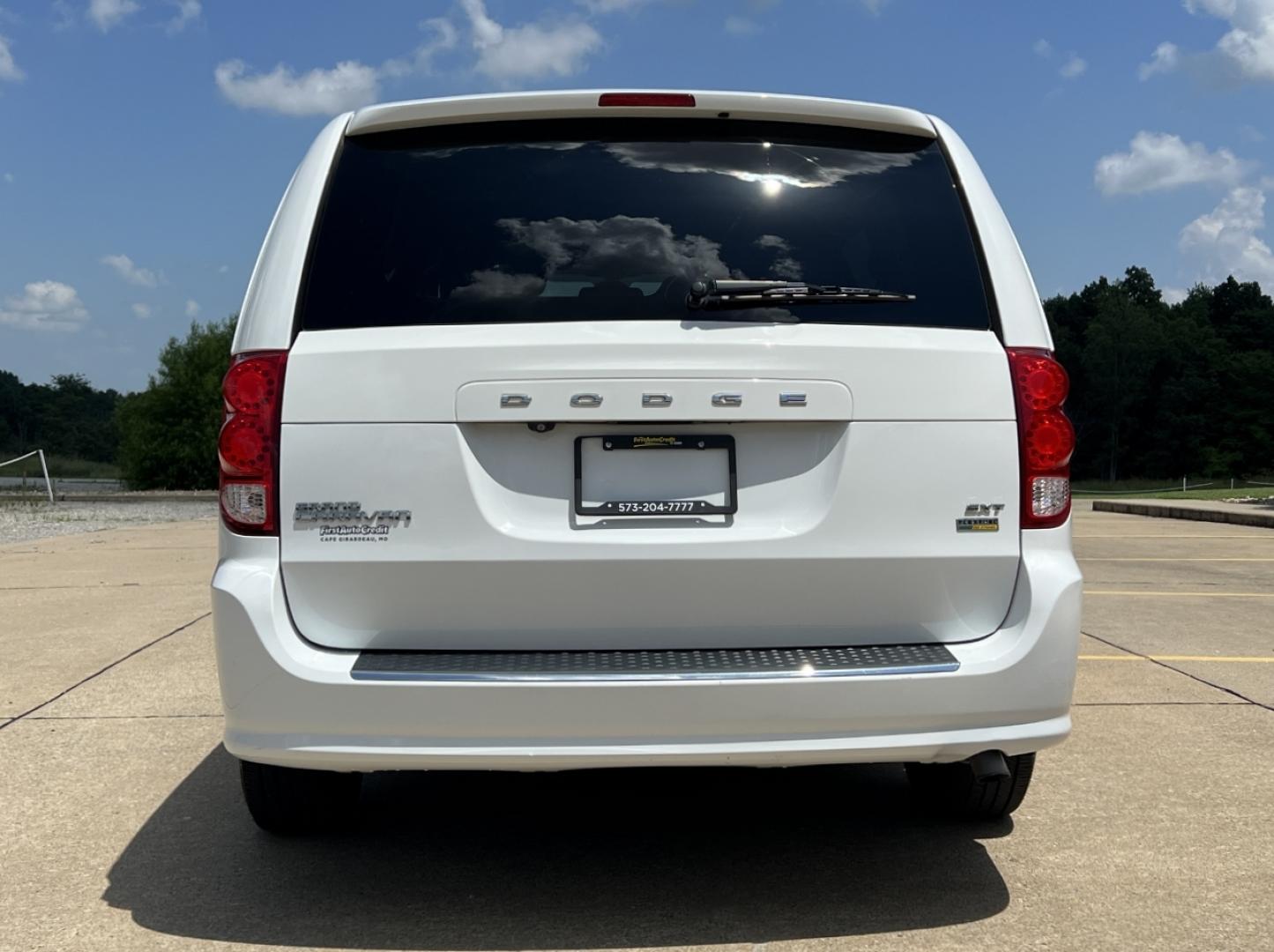 2019 WHITE /Black Leather/Suede Dodge Grand Caravan SXT (2C4RDGCG9KR) with an 3.6L V6 engine, Automatic transmission, located at 506 S. Kingshighway, Cape Girardeau, MO, 63703, (573) 235-5000, 37.294991, -89.553635 - 2019 Dodge Grand Caravan SXT 110xxx miles Front Wheel Drive 3.6L V6 Automatic Leather 3rd Row Stow 'N Go Backup Camera Power Driver Seat Bluetooth Cruise Remote Start Power Windows/Locks/Mirrors We have financing available and we accept trades! Fill out a credit application on our webs - Photo#10