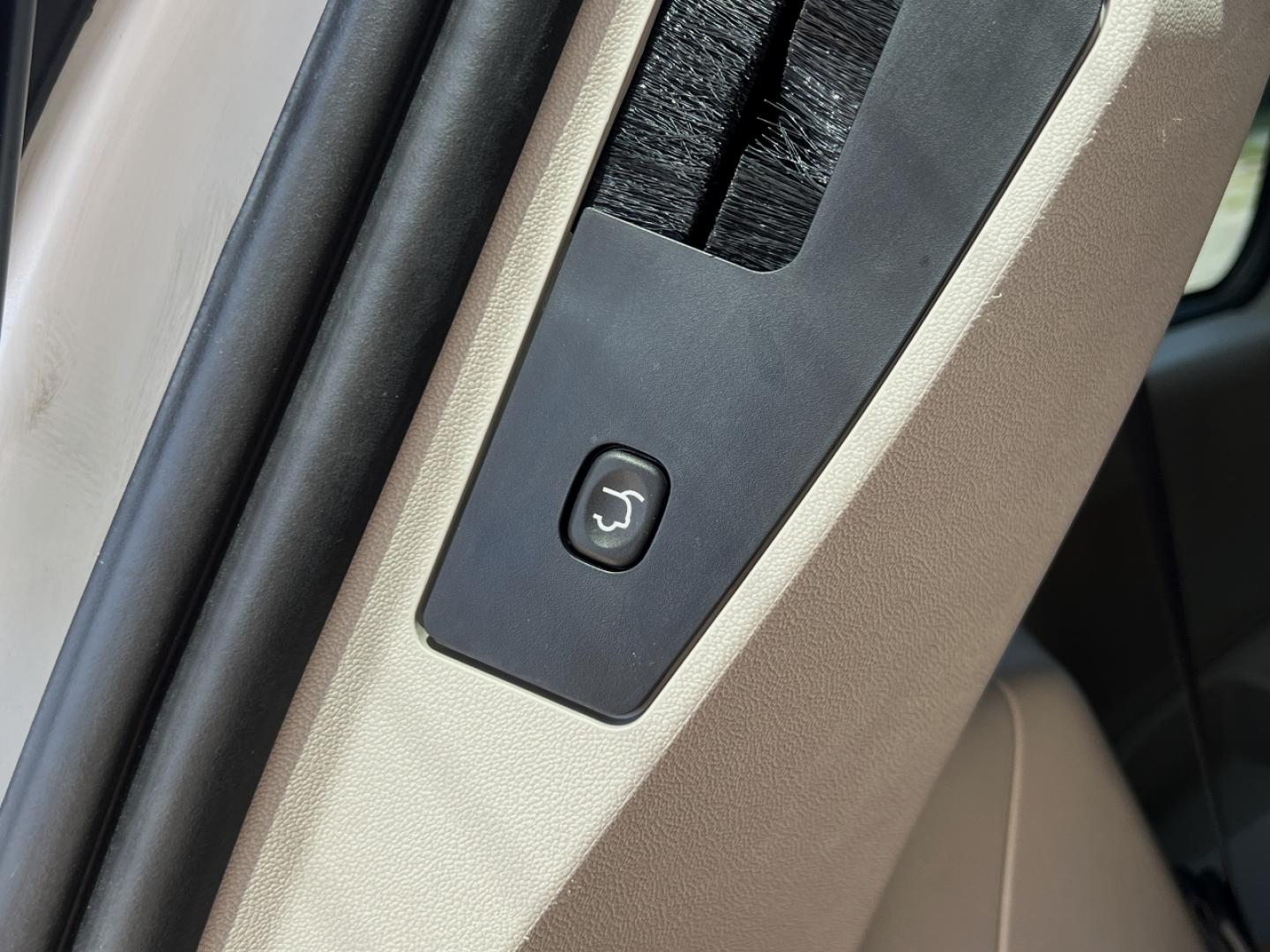 2019 WHITE /Black Leather/Suede Dodge Grand Caravan SXT (2C4RDGCG9KR) with an 3.6L V6 engine, Automatic transmission, located at 506 S. Kingshighway, Cape Girardeau, MO, 63703, (573) 235-5000, 37.294991, -89.553635 - 2019 Dodge Grand Caravan SXT 110xxx miles Front Wheel Drive 3.6L V6 Automatic Leather 3rd Row Stow 'N Go Backup Camera Power Driver Seat Bluetooth Cruise Remote Start Power Windows/Locks/Mirrors We have financing available and we accept trades! Fill out a credit application on our webs - Photo#21
