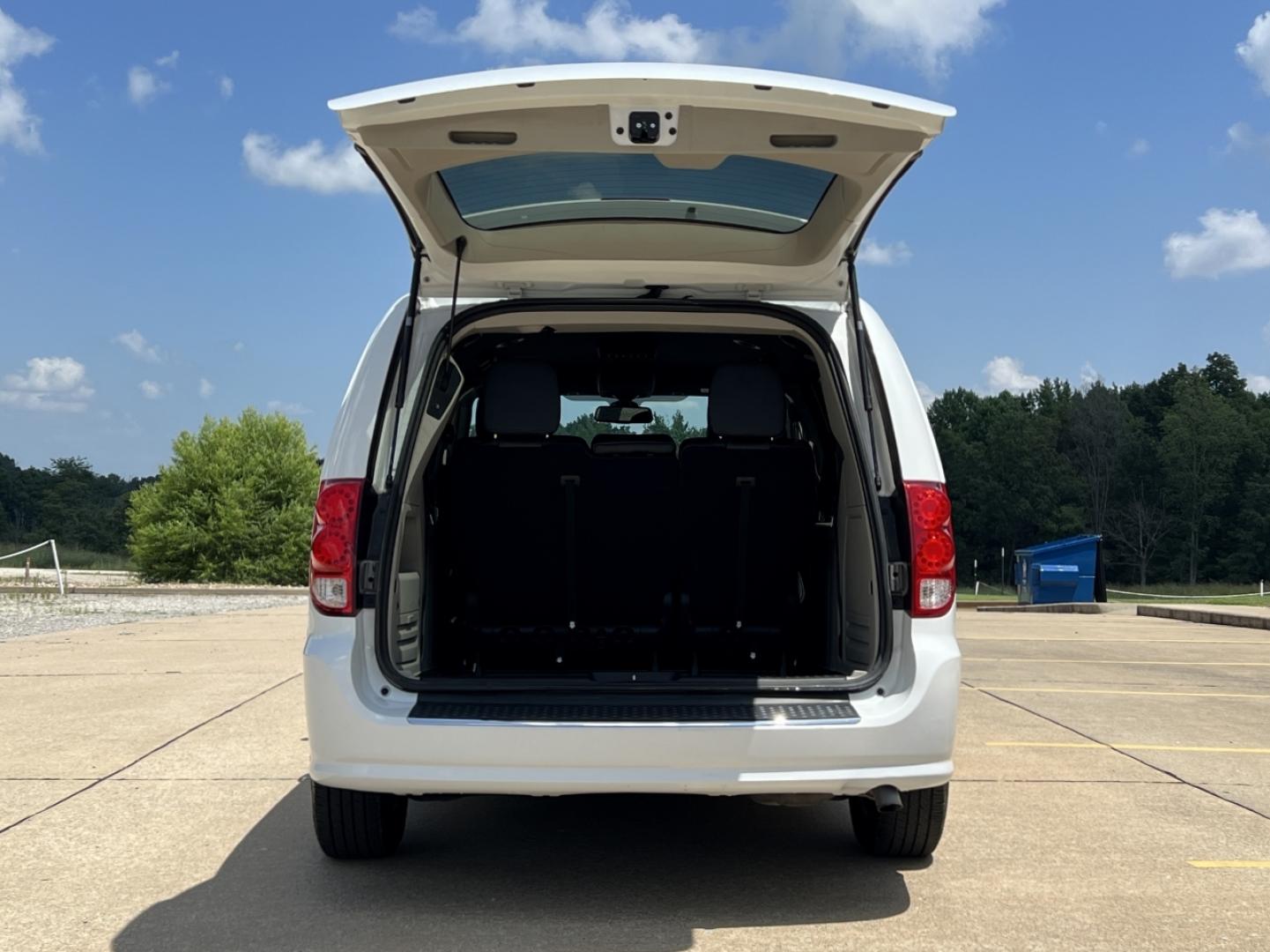 2019 WHITE /Black Leather/Suede Dodge Grand Caravan SXT (2C4RDGCG9KR) with an 3.6L V6 engine, Automatic transmission, located at 506 S. Kingshighway, Cape Girardeau, MO, 63703, (573) 235-5000, 37.294991, -89.553635 - 2019 Dodge Grand Caravan SXT 110xxx miles Front Wheel Drive 3.6L V6 Automatic Leather 3rd Row Stow 'N Go Backup Camera Power Driver Seat Bluetooth Cruise Remote Start Power Windows/Locks/Mirrors We have financing available and we accept trades! Fill out a credit application on our webs - Photo#19