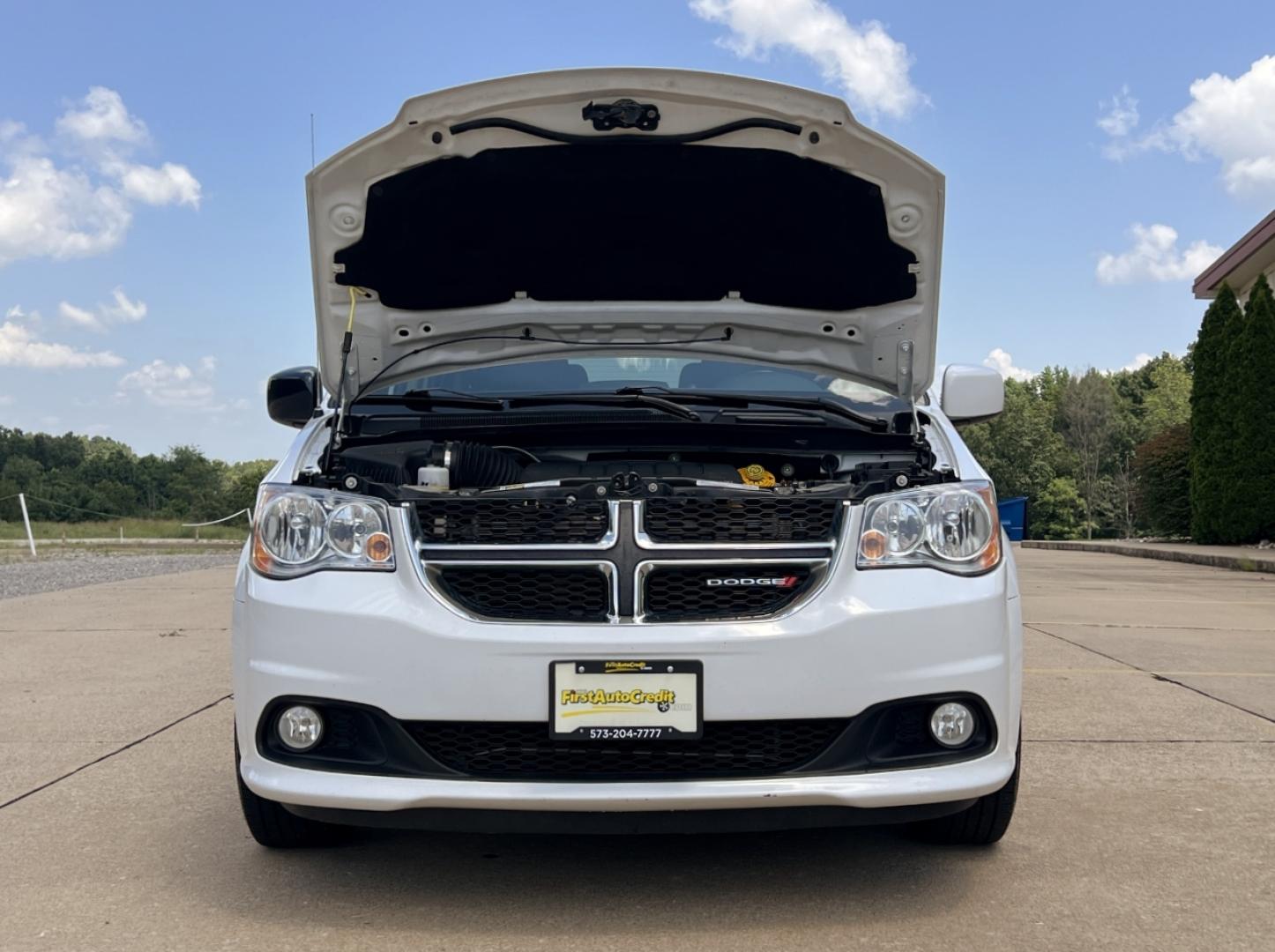 2019 WHITE /Black Leather/Suede Dodge Grand Caravan SXT (2C4RDGCG9KR) with an 3.6L V6 engine, Automatic transmission, located at 506 S. Kingshighway, Cape Girardeau, MO, 63703, (573) 235-5000, 37.294991, -89.553635 - 2019 Dodge Grand Caravan SXT 110xxx miles Front Wheel Drive 3.6L V6 Automatic Leather 3rd Row Stow 'N Go Backup Camera Power Driver Seat Bluetooth Cruise Remote Start Power Windows/Locks/Mirrors We have financing available and we accept trades! Fill out a credit application on our webs - Photo#31