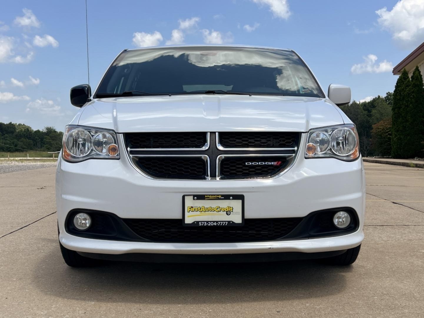 2019 WHITE /Black Leather/Suede Dodge Grand Caravan SXT (2C4RDGCG9KR) with an 3.6L V6 engine, Automatic transmission, located at 506 S. Kingshighway, Cape Girardeau, MO, 63703, (573) 235-5000, 37.294991, -89.553635 - 2019 Dodge Grand Caravan SXT 110xxx miles Front Wheel Drive 3.6L V6 Automatic Leather 3rd Row Stow 'N Go Backup Camera Power Driver Seat Bluetooth Cruise Remote Start Power Windows/Locks/Mirrors We have financing available and we accept trades! Fill out a credit application on our webs - Photo#11