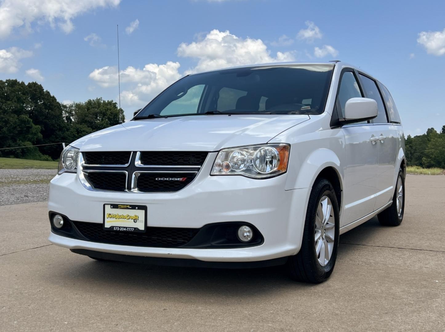 2019 WHITE /Black Leather/Suede Dodge Grand Caravan SXT (2C4RDGCG9KR) with an 3.6L V6 engine, Automatic transmission, located at 506 S. Kingshighway, Cape Girardeau, MO, 63703, (573) 235-5000, 37.294991, -89.553635 - 2019 Dodge Grand Caravan SXT 110xxx miles Front Wheel Drive 3.6L V6 Automatic Leather 3rd Row Stow 'N Go Backup Camera Power Driver Seat Bluetooth Cruise Remote Start Power Windows/Locks/Mirrors We have financing available and we accept trades! Fill out a credit application on our webs - Photo#5