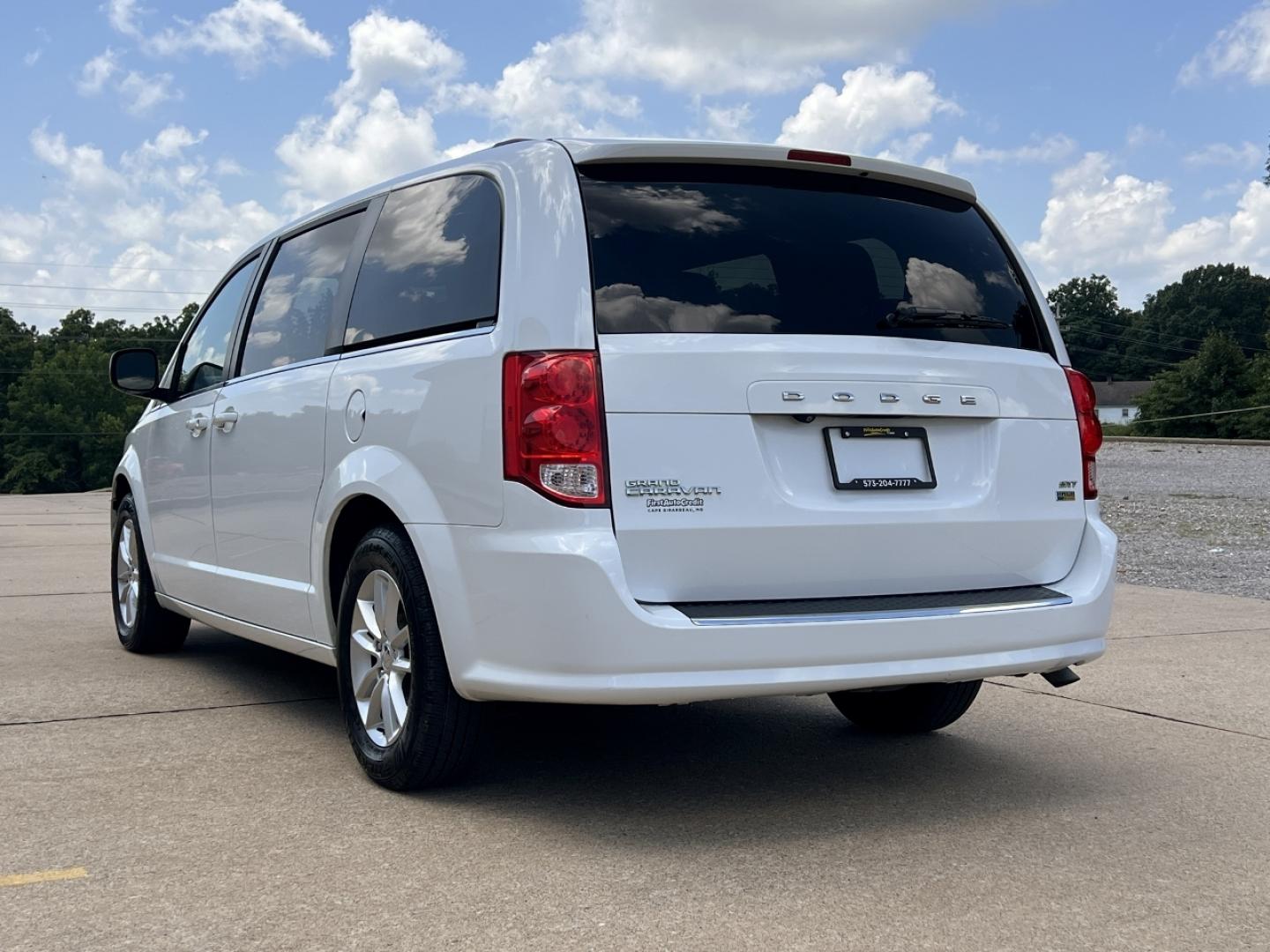2019 WHITE /Black Leather/Suede Dodge Grand Caravan SXT (2C4RDGCG9KR) with an 3.6L V6 engine, Automatic transmission, located at 506 S. Kingshighway, Cape Girardeau, MO, 63703, (573) 235-5000, 37.294991, -89.553635 - 2019 Dodge Grand Caravan SXT 110xxx miles Front Wheel Drive 3.6L V6 Automatic Leather 3rd Row Stow 'N Go Backup Camera Power Driver Seat Bluetooth Cruise Remote Start Power Windows/Locks/Mirrors We have financing available and we accept trades! Fill out a credit application on our webs - Photo#9