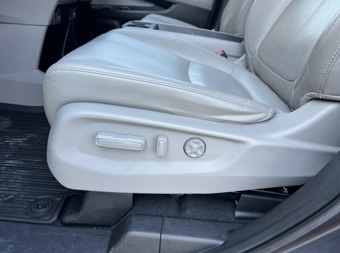 2019 GRAY /Gray Leather Honda Odyssey EX-L (5FNRL6H78KB) with an 3.5L V6 engine, Automatic transmission, located at 2990 Old Orchard Rd., Jackson, MO, 63755, 37.354214, -89.612106 - 2019 Honda Odyssey EX-L 81xxx miles Front Wheel Drive 3.5L V6 Automatic Leather 3rd Row Navigation Rear Entertainment Backup Camera Power/Heated Seats Sunroof Bluetooth Remote Start Cruise Power Windows/Locks/Mirrors We have financing available and we accept trades! Fill out a credit - Photo#6