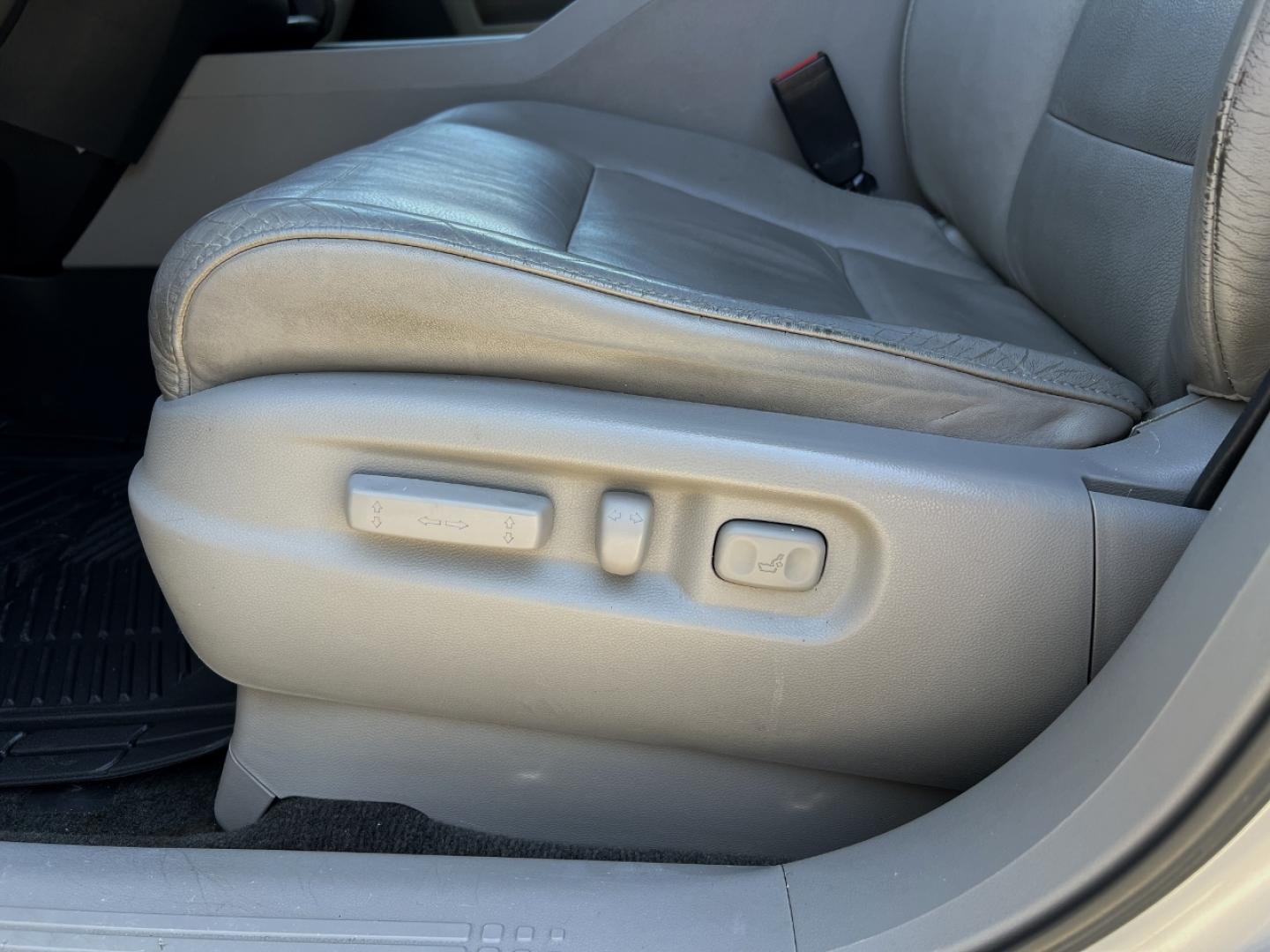 2011 SILVER /Gray Leather Honda Pilot EX-L 4WD (5FNYF4H59BB) with an 3.5L V6 engine, Automatic transmission, located at 506 S. Kingshighway, Cape Girardeau, MO, 63703, (573) 235-5000, 37.294991, -89.553635 - 2011 Honda Pilot EX-L 194xxx miles All Wheel Drive 3.5L V6 Automatic Leather 3rd Row Backup Camera Power/Heated Seats Sunroof Bluetooth Cruise Power Windows/Locks/Mirrors We have financing available and we accept trades! Fill out a credit application on our website or come by today! If - Photo#6