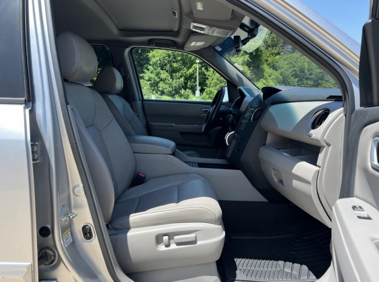 2011 SILVER /Gray Leather Honda Pilot EX-L 4WD (5FNYF4H59BB) with an 3.5L V6 engine, Automatic transmission, located at 506 S. Kingshighway, Cape Girardeau, MO, 63703, (573) 235-5000, 37.294991, -89.553635 - 2011 Honda Pilot EX-L 194xxx miles All Wheel Drive 3.5L V6 Automatic Leather 3rd Row Backup Camera Power/Heated Seats Sunroof Bluetooth Cruise Power Windows/Locks/Mirrors We have financing available and we accept trades! Fill out a credit application on our website or come by today! If - Photo#17