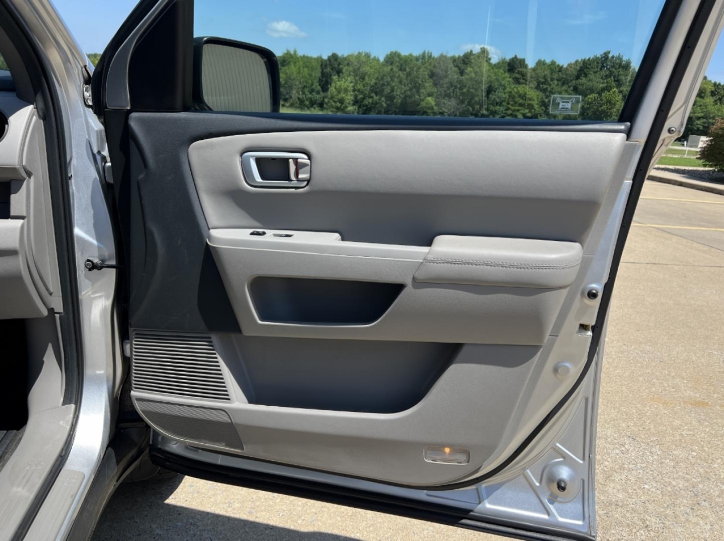 2011 SILVER /Gray Leather Honda Pilot EX-L 4WD (5FNYF4H59BB) with an 3.5L V6 engine, Automatic transmission, located at 506 S. Kingshighway, Cape Girardeau, MO, 63703, (573) 235-5000, 37.294991, -89.553635 - 2011 Honda Pilot EX-L 194xxx miles All Wheel Drive 3.5L V6 Automatic Leather 3rd Row Backup Camera Power/Heated Seats Sunroof Bluetooth Cruise Power Windows/Locks/Mirrors We have financing available and we accept trades! Fill out a credit application on our website or come by today! If - Photo#16