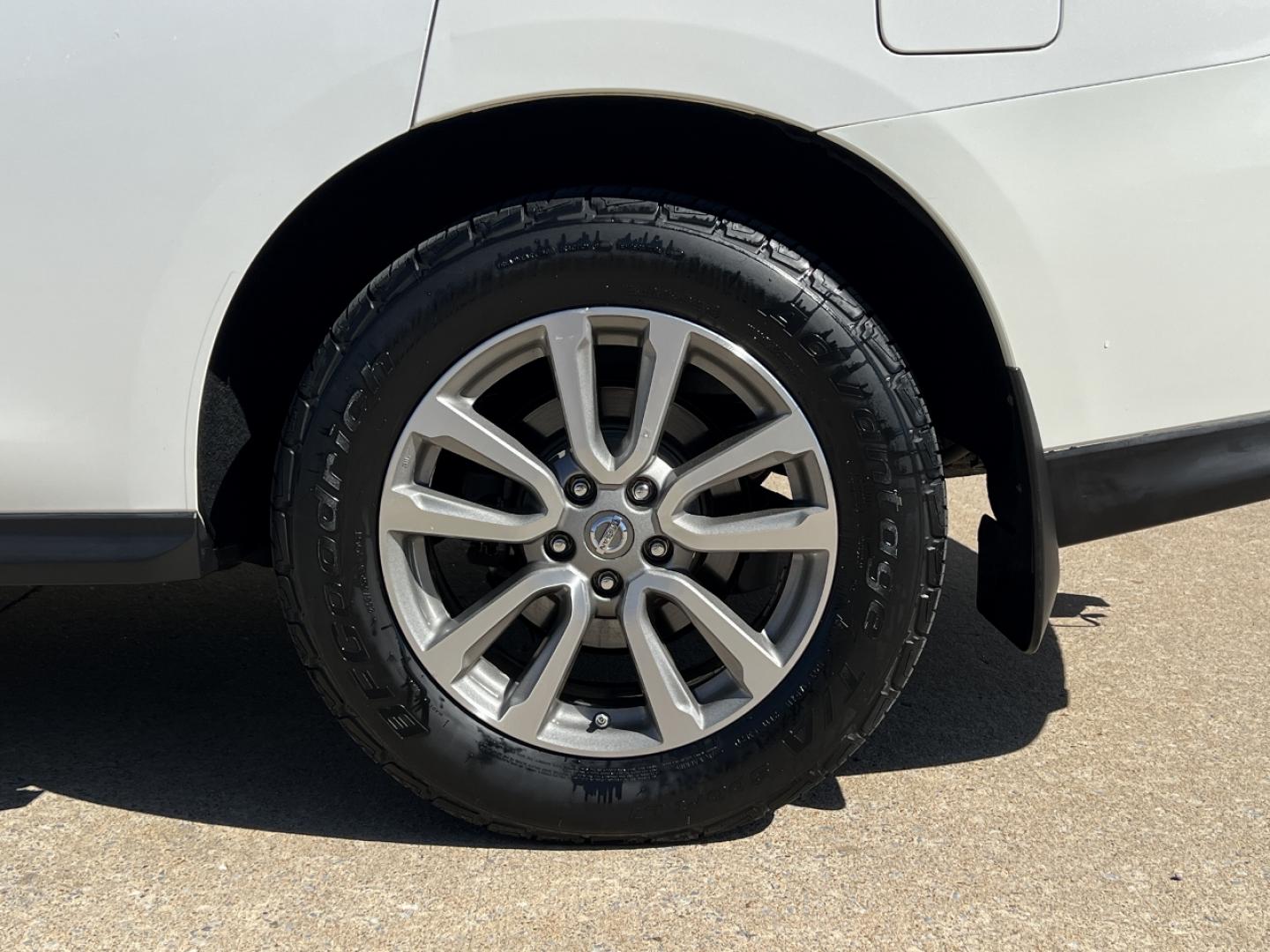 2014 WHITE /Tan Nissan Pathfinder S 4WD (5N1AR2MM1EC) with an 3.5L V6 engine, Continuously Variable Transmission transmission, located at 2990 Old Orchard Rd., Jackson, MO, 63755, 37.354214, -89.612106 - 2014 Nissan Pathfinder S 142xxx miles 4 Wheel Drive 3.5L V6 Automatic 3rd Row Backup Camera Cruise Power Windows/Locks/Mirrors We have financing available and we accept trades! Fill out a credit application on our website or come by today! If you have any questions, give us a call at (573) - Photo#33