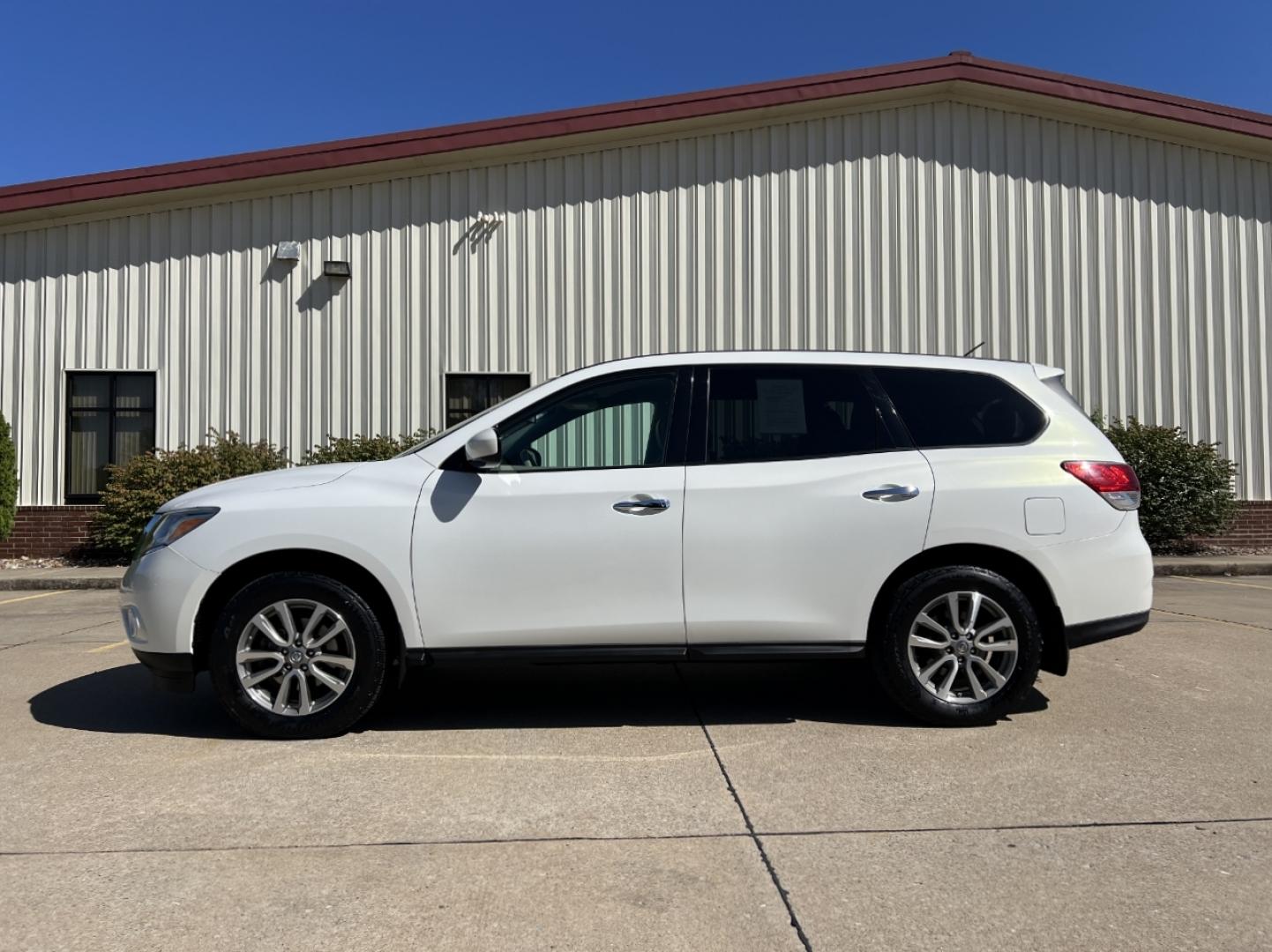 2014 WHITE /Tan Nissan Pathfinder S 4WD (5N1AR2MM1EC) with an 3.5L V6 engine, Continuously Variable Transmission transmission, located at 2990 Old Orchard Rd., Jackson, MO, 63755, 37.354214, -89.612106 - 2014 Nissan Pathfinder S 142xxx miles 4 Wheel Drive 3.5L V6 Automatic 3rd Row Backup Camera Cruise Power Windows/Locks/Mirrors We have financing available and we accept trades! Fill out a credit application on our website or come by today! If you have any questions, give us a call at (573) - Photo#5