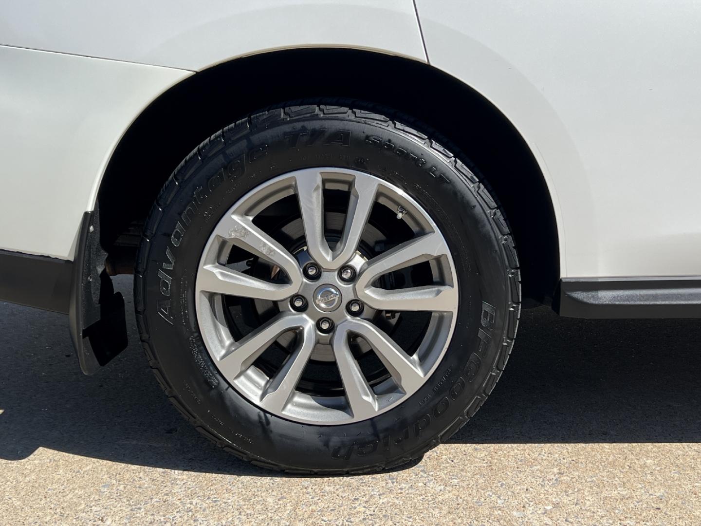 2014 WHITE /Tan Nissan Pathfinder S 4WD (5N1AR2MM1EC) with an 3.5L V6 engine, Continuously Variable Transmission transmission, located at 2990 Old Orchard Rd., Jackson, MO, 63755, 37.354214, -89.612106 - 2014 Nissan Pathfinder S 142xxx miles 4 Wheel Drive 3.5L V6 Automatic 3rd Row Backup Camera Cruise Power Windows/Locks/Mirrors We have financing available and we accept trades! Fill out a credit application on our website or come by today! If you have any questions, give us a call at (573) - Photo#34
