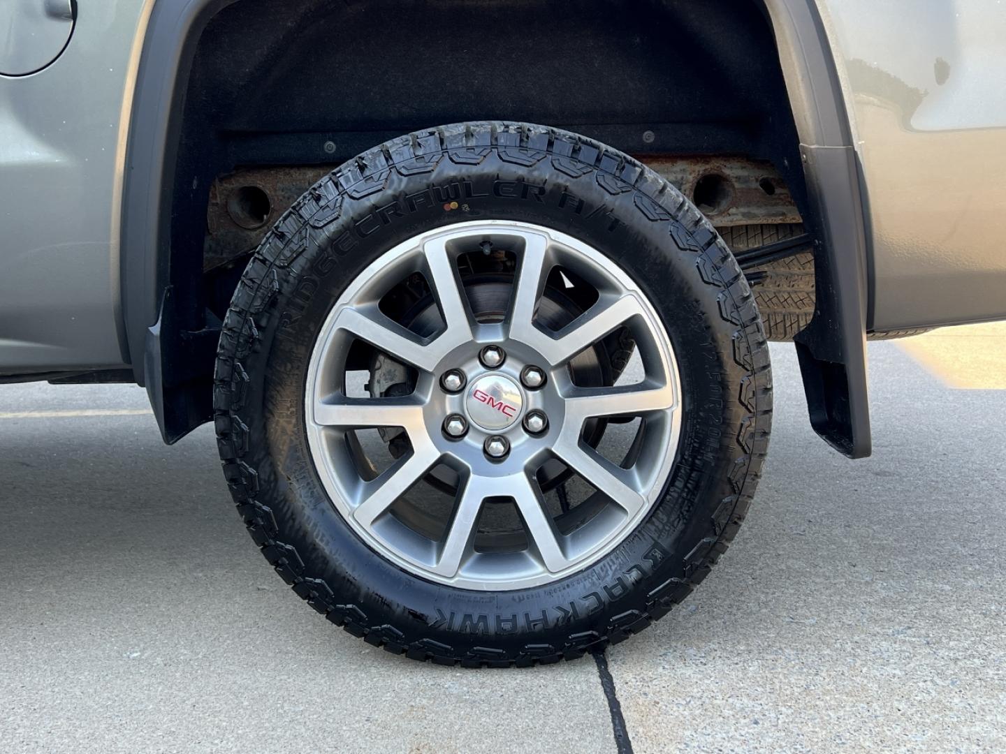 2018 GRAY /Black Leather GMC Sierra 1500 Denali Crew Cab Long Box 4WD (3GTU2PEC0JG) with an 5.3L V8 engine, Automatic transmission, located at 506 S. Kingshighway, Cape Girardeau, MO, 63703, (573) 235-5000, 37.294991, -89.553635 - 2018 GMC Sierra 1500 Denali 165xxx miles 4x4 5.3L V8 Automatic Leather New Tires Navigation Power/Heated/Cooled Seats Heated Steering Wheel Backup Camera Bluetooth Remote Start Cruise Power Windows/Locks/Mirrors We have financing available and we accept trades! Fill out a credit appli - Photo#34