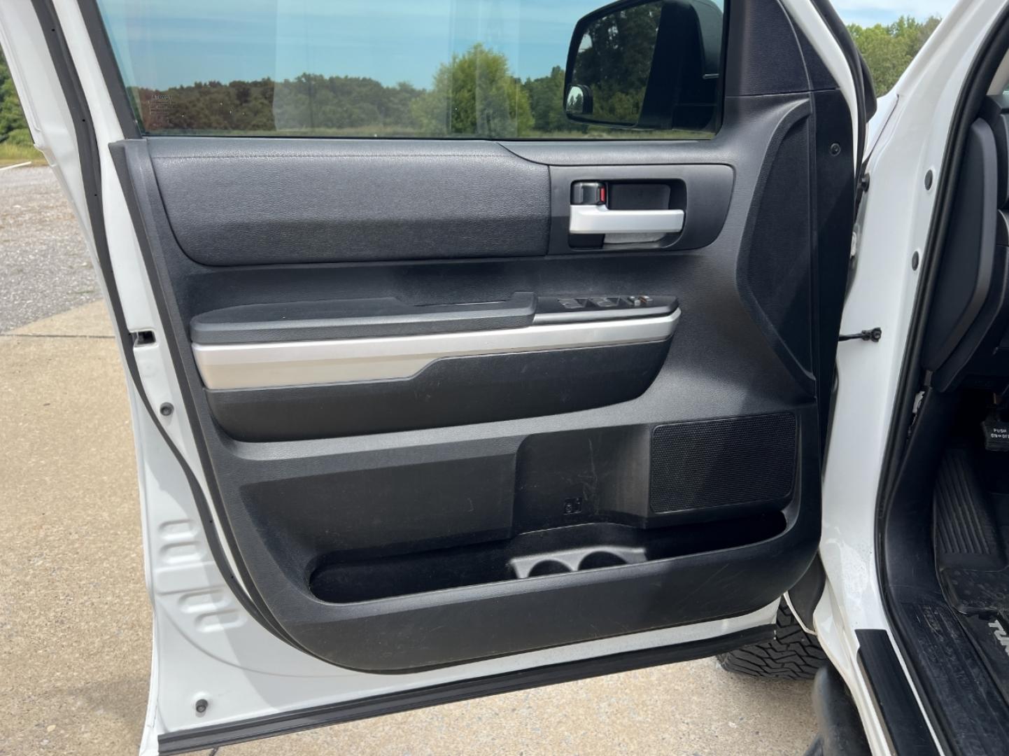 2017 WHITE /Black Cloth Toyota Tundra SR5 (5TFUW5F1XHX) with an 5.7L V8 engine, Automatic transmission, located at 2990 Old Orchard Rd., Jackson, MO, 63755, 37.354214, -89.612106 - 2017 Toyota Tundra SR5 149xxx miles 4x4 5.7L V8 Automatic 20" Wheels Backup Camera Power Driver Seat Bluetooth Cruise Power Windows/Locks/Mirrors We have financing available and we accept trades! Fill out a credit application on our website or come by today! If you have any questions, gi - Photo#12