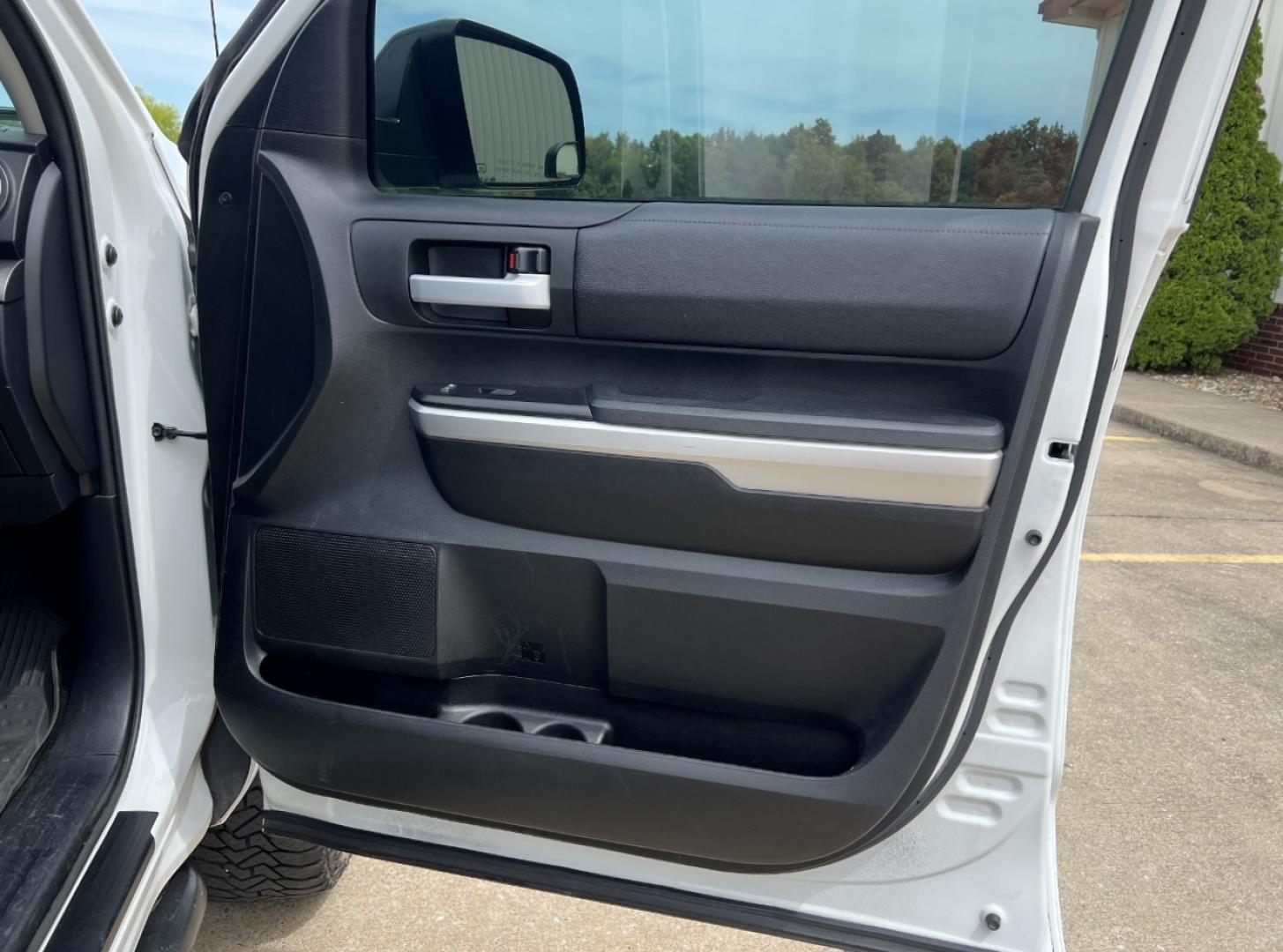 2017 WHITE /Black Cloth Toyota Tundra SR5 (5TFUW5F1XHX) with an 5.7L V8 engine, Automatic transmission, located at 2990 Old Orchard Rd., Jackson, MO, 63755, 37.354214, -89.612106 - 2017 Toyota Tundra SR5 149xxx miles 4x4 5.7L V8 Automatic 20" Wheels Backup Camera Power Driver Seat Bluetooth Cruise Power Windows/Locks/Mirrors We have financing available and we accept trades! Fill out a credit application on our website or come by today! If you have any questions, gi - Photo#14