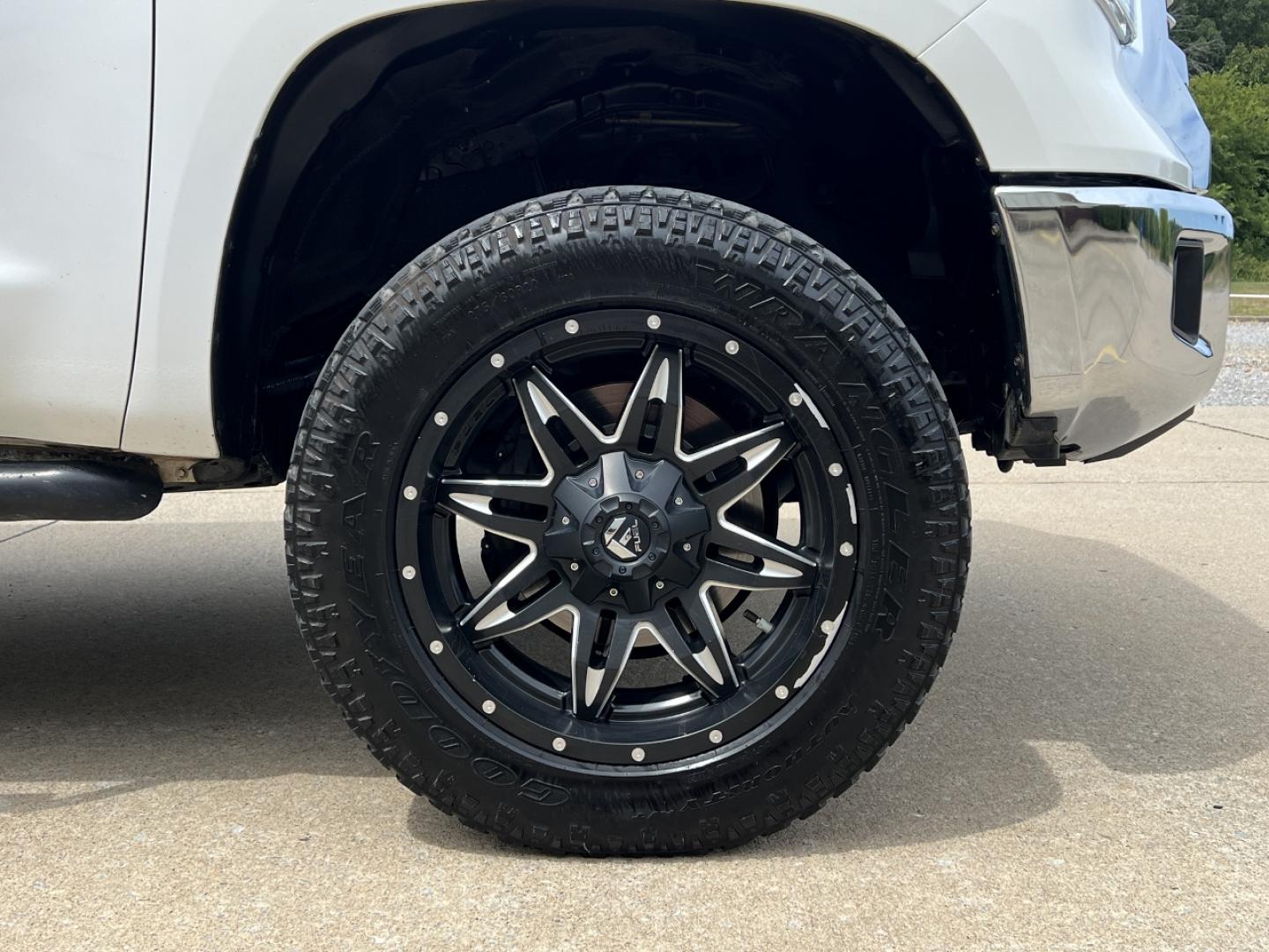 2017 WHITE /Black Cloth Toyota Tundra SR5 (5TFUW5F1XHX) with an 5.7L V8 engine, Automatic transmission, located at 2990 Old Orchard Rd., Jackson, MO, 63755, 37.354214, -89.612106 - 2017 Toyota Tundra SR5 149xxx miles 4x4 5.7L V8 Automatic 20" Wheels Backup Camera Power Driver Seat Bluetooth Cruise Power Windows/Locks/Mirrors We have financing available and we accept trades! Fill out a credit application on our website or come by today! If you have any questions, gi - Photo#38