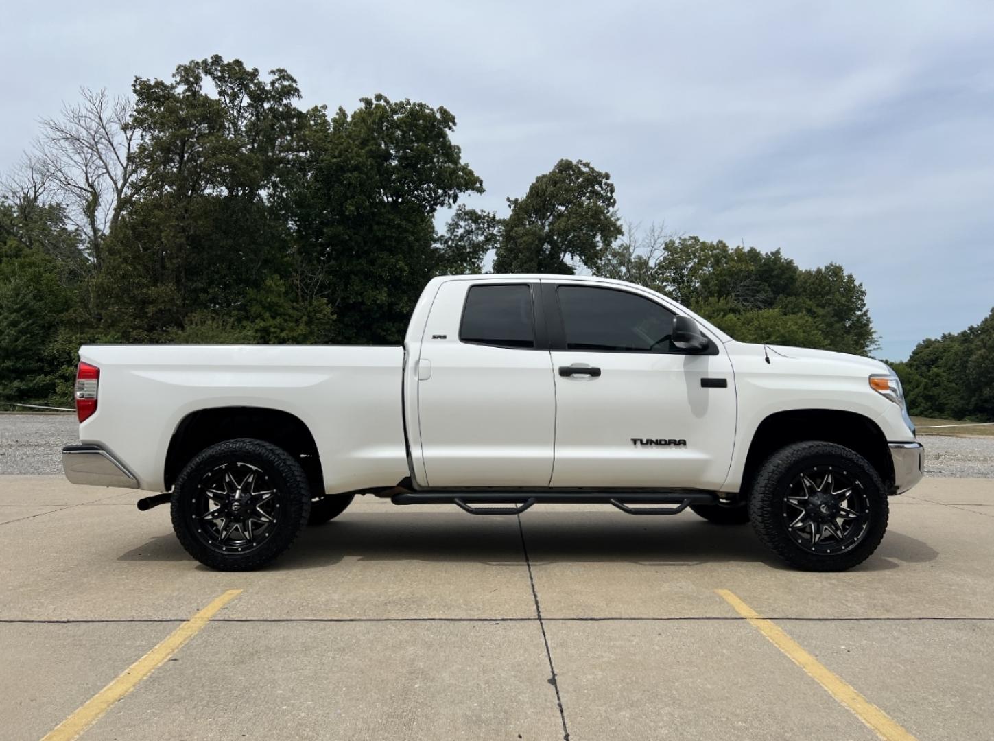 2017 WHITE /Black Cloth Toyota Tundra SR5 (5TFUW5F1XHX) with an 5.7L V8 engine, Automatic transmission, located at 2990 Old Orchard Rd., Jackson, MO, 63755, 37.354214, -89.612106 - 2017 Toyota Tundra SR5 149xxx miles 4x4 5.7L V8 Automatic 20" Wheels Backup Camera Power Driver Seat Bluetooth Cruise Power Windows/Locks/Mirrors We have financing available and we accept trades! Fill out a credit application on our website or come by today! If you have any questions, gi - Photo#7