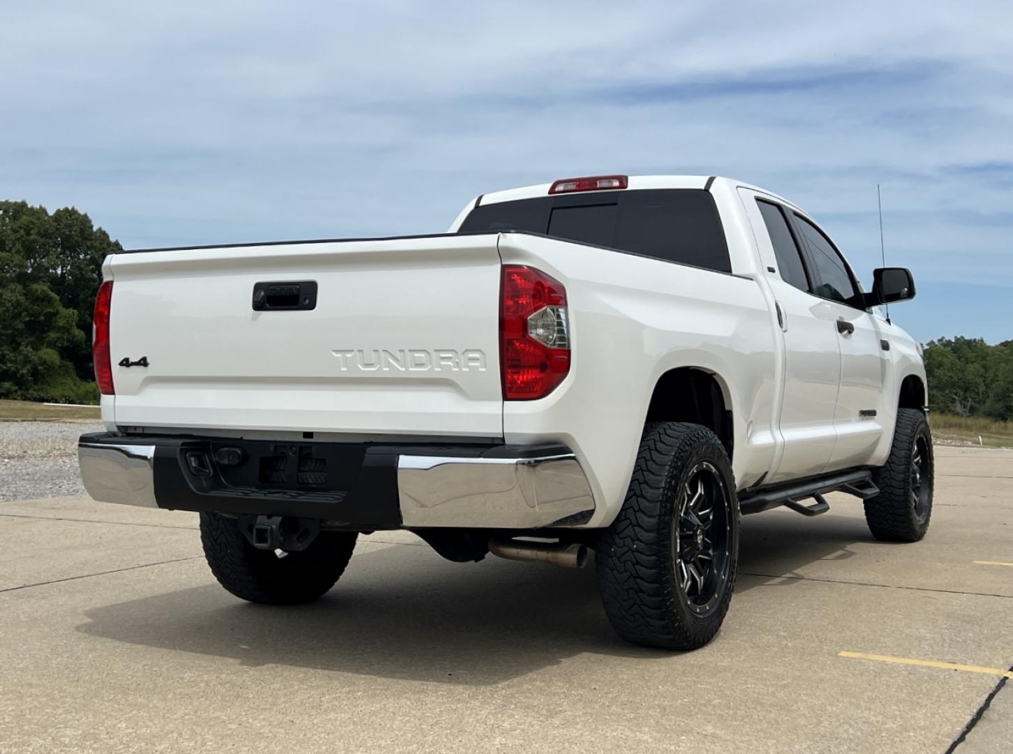 2017 WHITE /Black Cloth Toyota Tundra SR5 (5TFUW5F1XHX) with an 5.7L V8 engine, Automatic transmission, located at 2990 Old Orchard Rd., Jackson, MO, 63755, 37.354214, -89.612106 - 2017 Toyota Tundra SR5 149xxx miles 4x4 5.7L V8 Automatic 20" Wheels Backup Camera Power Driver Seat Bluetooth Cruise Power Windows/Locks/Mirrors We have financing available and we accept trades! Fill out a credit application on our website or come by today! If you have any questions, gi - Photo#8