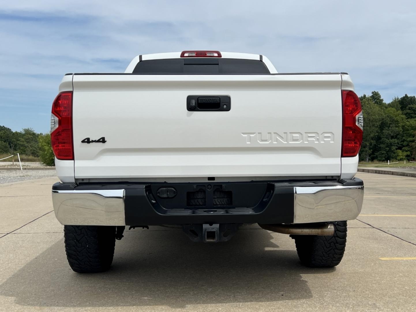 2017 WHITE /Black Cloth Toyota Tundra SR5 (5TFUW5F1XHX) with an 5.7L V8 engine, Automatic transmission, located at 2990 Old Orchard Rd., Jackson, MO, 63755, 37.354214, -89.612106 - 2017 Toyota Tundra SR5 149xxx miles 4x4 5.7L V8 Automatic 20" Wheels Backup Camera Power Driver Seat Bluetooth Cruise Power Windows/Locks/Mirrors We have financing available and we accept trades! Fill out a credit application on our website or come by today! If you have any questions, gi - Photo#10