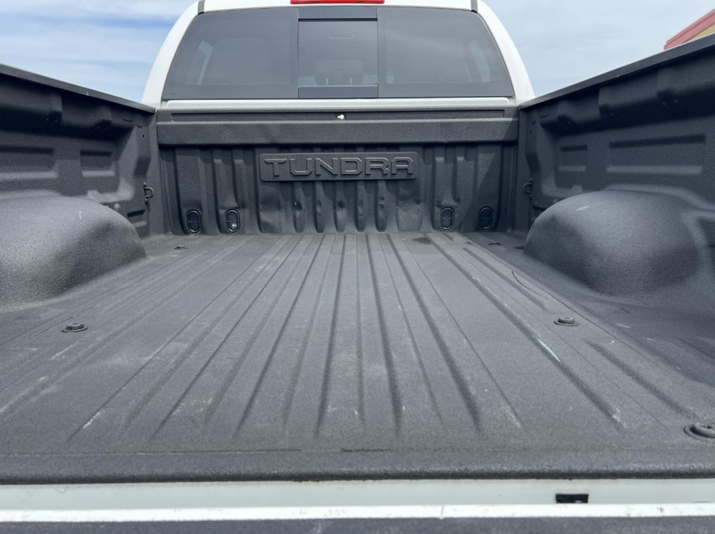 2017 WHITE /Black Cloth Toyota Tundra SR5 (5TFUW5F1XHX) with an 5.7L V8 engine, Automatic transmission, located at 2990 Old Orchard Rd., Jackson, MO, 63755, 37.354214, -89.612106 - 2017 Toyota Tundra SR5 149xxx miles 4x4 5.7L V8 Automatic 20" Wheels Backup Camera Power Driver Seat Bluetooth Cruise Power Windows/Locks/Mirrors We have financing available and we accept trades! Fill out a credit application on our website or come by today! If you have any questions, gi - Photo#19