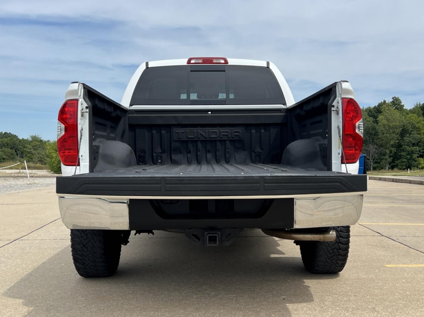 2017 WHITE /Black Cloth Toyota Tundra SR5 (5TFUW5F1XHX) with an 5.7L V8 engine, Automatic transmission, located at 2990 Old Orchard Rd., Jackson, MO, 63755, 37.354214, -89.612106 - 2017 Toyota Tundra SR5 149xxx miles 4x4 5.7L V8 Automatic 20" Wheels Backup Camera Power Driver Seat Bluetooth Cruise Power Windows/Locks/Mirrors We have financing available and we accept trades! Fill out a credit application on our website or come by today! If you have any questions, gi - Photo#18