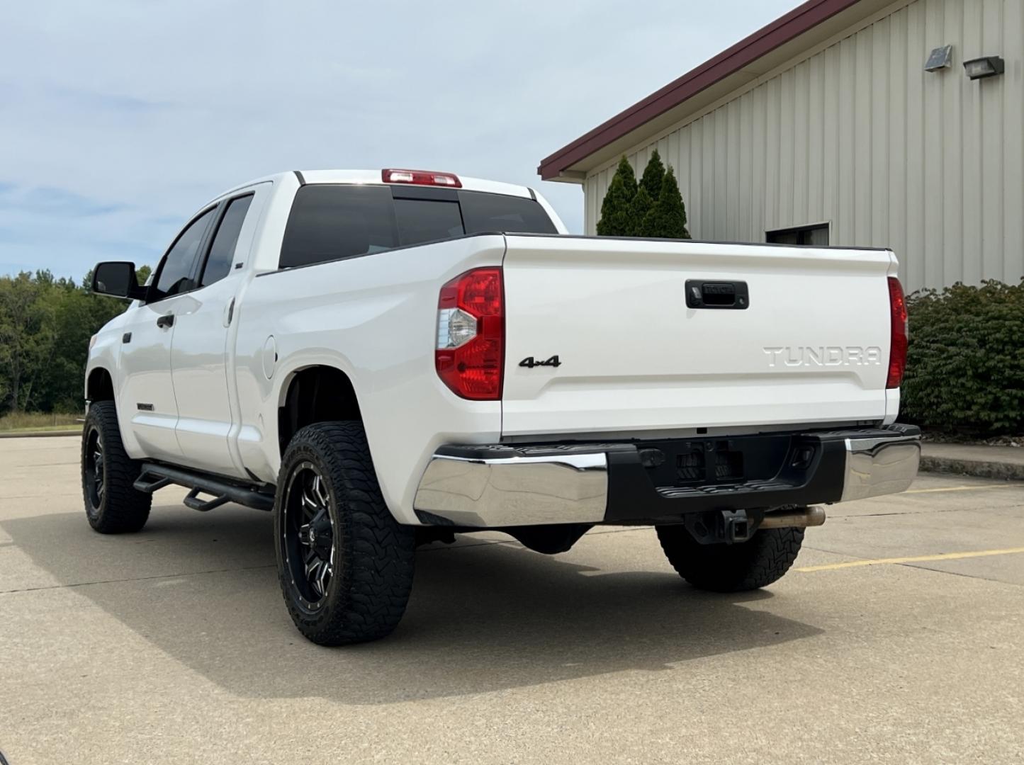 2017 WHITE /Black Cloth Toyota Tundra SR5 (5TFUW5F1XHX) with an 5.7L V8 engine, Automatic transmission, located at 2990 Old Orchard Rd., Jackson, MO, 63755, 37.354214, -89.612106 - 2017 Toyota Tundra SR5 149xxx miles 4x4 5.7L V8 Automatic 20" Wheels Backup Camera Power Driver Seat Bluetooth Cruise Power Windows/Locks/Mirrors We have financing available and we accept trades! Fill out a credit application on our website or come by today! If you have any questions, gi - Photo#9