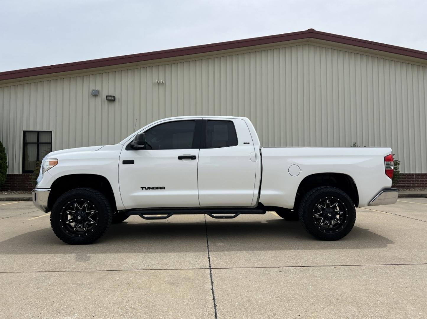 2017 WHITE /Black Cloth Toyota Tundra SR5 (5TFUW5F1XHX) with an 5.7L V8 engine, Automatic transmission, located at 2990 Old Orchard Rd., Jackson, MO, 63755, 37.354214, -89.612106 - 2017 Toyota Tundra SR5 149xxx miles 4x4 5.7L V8 Automatic 20" Wheels Backup Camera Power Driver Seat Bluetooth Cruise Power Windows/Locks/Mirrors We have financing available and we accept trades! Fill out a credit application on our website or come by today! If you have any questions, gi - Photo#6