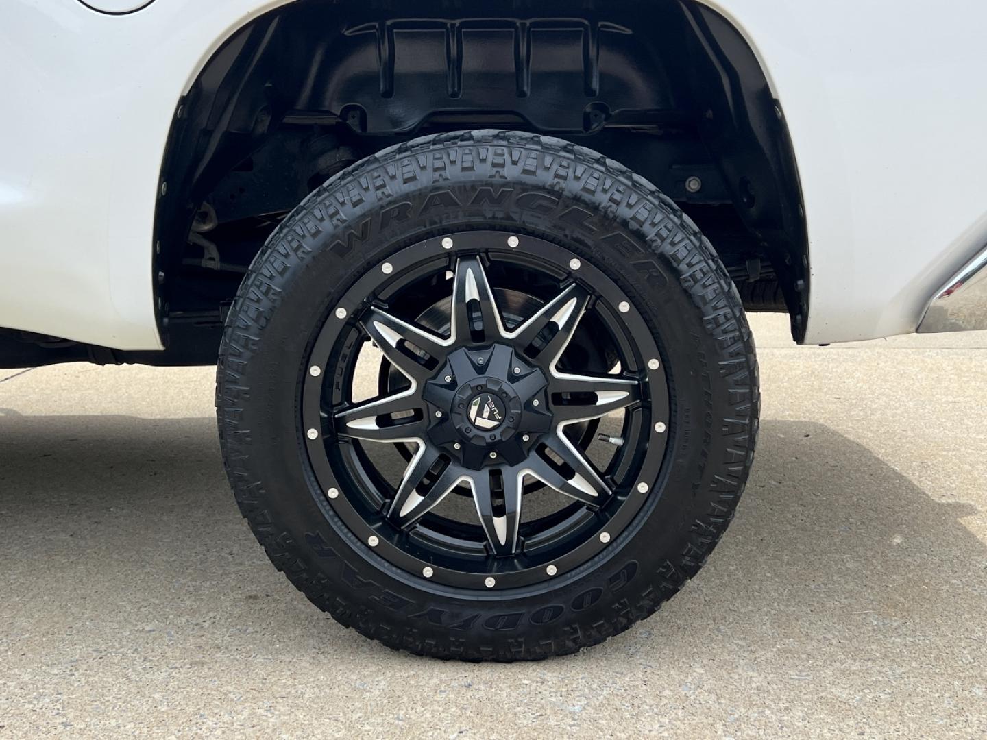 2017 WHITE /Black Cloth Toyota Tundra SR5 (5TFUW5F1XHX) with an 5.7L V8 engine, Automatic transmission, located at 2990 Old Orchard Rd., Jackson, MO, 63755, 37.354214, -89.612106 - 2017 Toyota Tundra SR5 149xxx miles 4x4 5.7L V8 Automatic 20" Wheels Backup Camera Power Driver Seat Bluetooth Cruise Power Windows/Locks/Mirrors We have financing available and we accept trades! Fill out a credit application on our website or come by today! If you have any questions, gi - Photo#36
