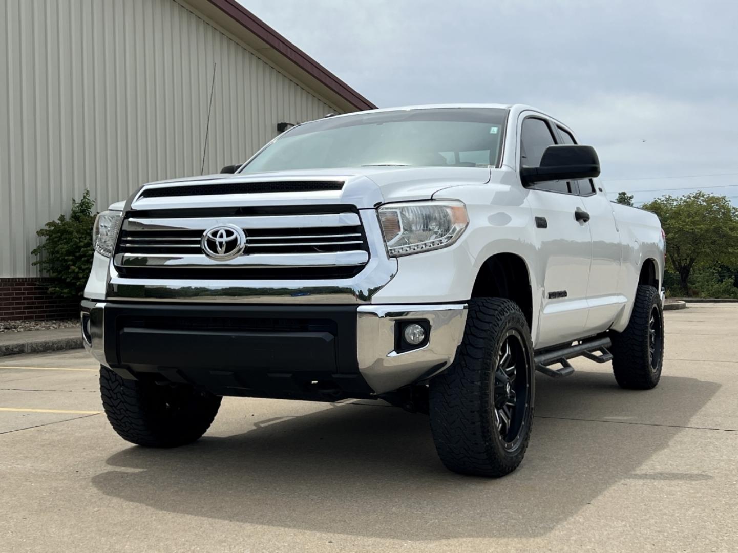 2017 WHITE /Black Cloth Toyota Tundra SR5 (5TFUW5F1XHX) with an 5.7L V8 engine, Automatic transmission, located at 2990 Old Orchard Rd., Jackson, MO, 63755, 37.354214, -89.612106 - 2017 Toyota Tundra SR5 149xxx miles 4x4 5.7L V8 Automatic 20" Wheels Backup Camera Power Driver Seat Bluetooth Cruise Power Windows/Locks/Mirrors We have financing available and we accept trades! Fill out a credit application on our website or come by today! If you have any questions, gi - Photo#5