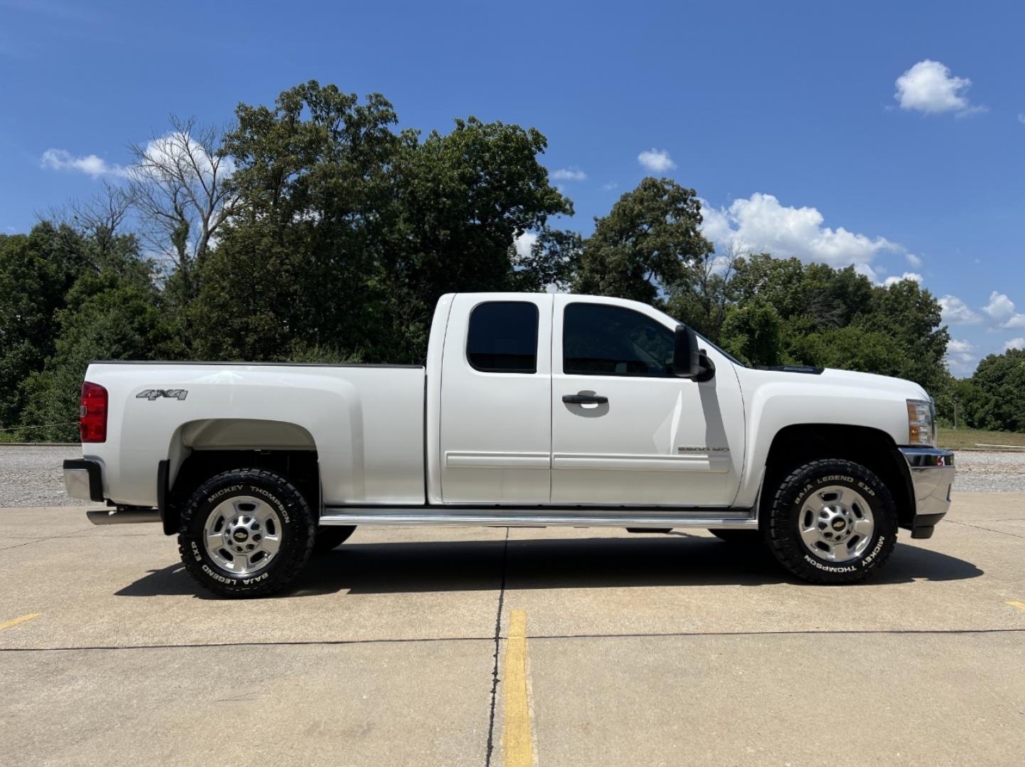 2013 WHITE /Black Cloth Chevrolet Silverado 2500HD LT Ext. Cab 4WD (1GC2KXCGXDZ) with an 6.0L V8 engine, Automatic transmission, located at 2990 Old Orchard Rd., Jackson, MO, 63755, 37.354214, -89.612106 - 2013 Chevrolet Silverado 2500HD LT Only 44xxx miles 4x4 6.0L V8 Automatic New Tires Power Driver Seat Cruise Power Windows/Locks/Mirrors We have financing available and we accept trades! Fill out a credit application on our website or come by today! If you have any questions, give us a cal - Photo#6