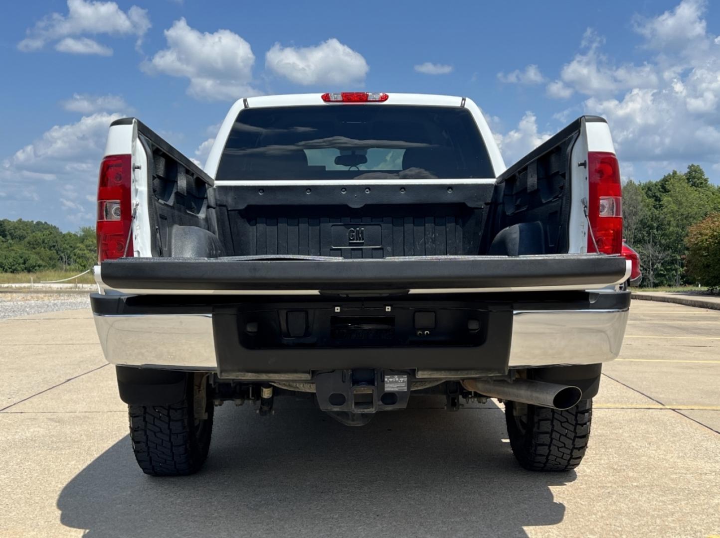 2013 WHITE /Black Cloth Chevrolet Silverado 2500HD LT Ext. Cab 4WD (1GC2KXCGXDZ) with an 6.0L V8 engine, Automatic transmission, located at 2990 Old Orchard Rd., Jackson, MO, 63755, 37.354214, -89.612106 - 2013 Chevrolet Silverado 2500HD LT Only 44xxx miles 4x4 6.0L V8 Automatic New Tires Power Driver Seat Cruise Power Windows/Locks/Mirrors We have financing available and we accept trades! Fill out a credit application on our website or come by today! If you have any questions, give us a cal - Photo#19